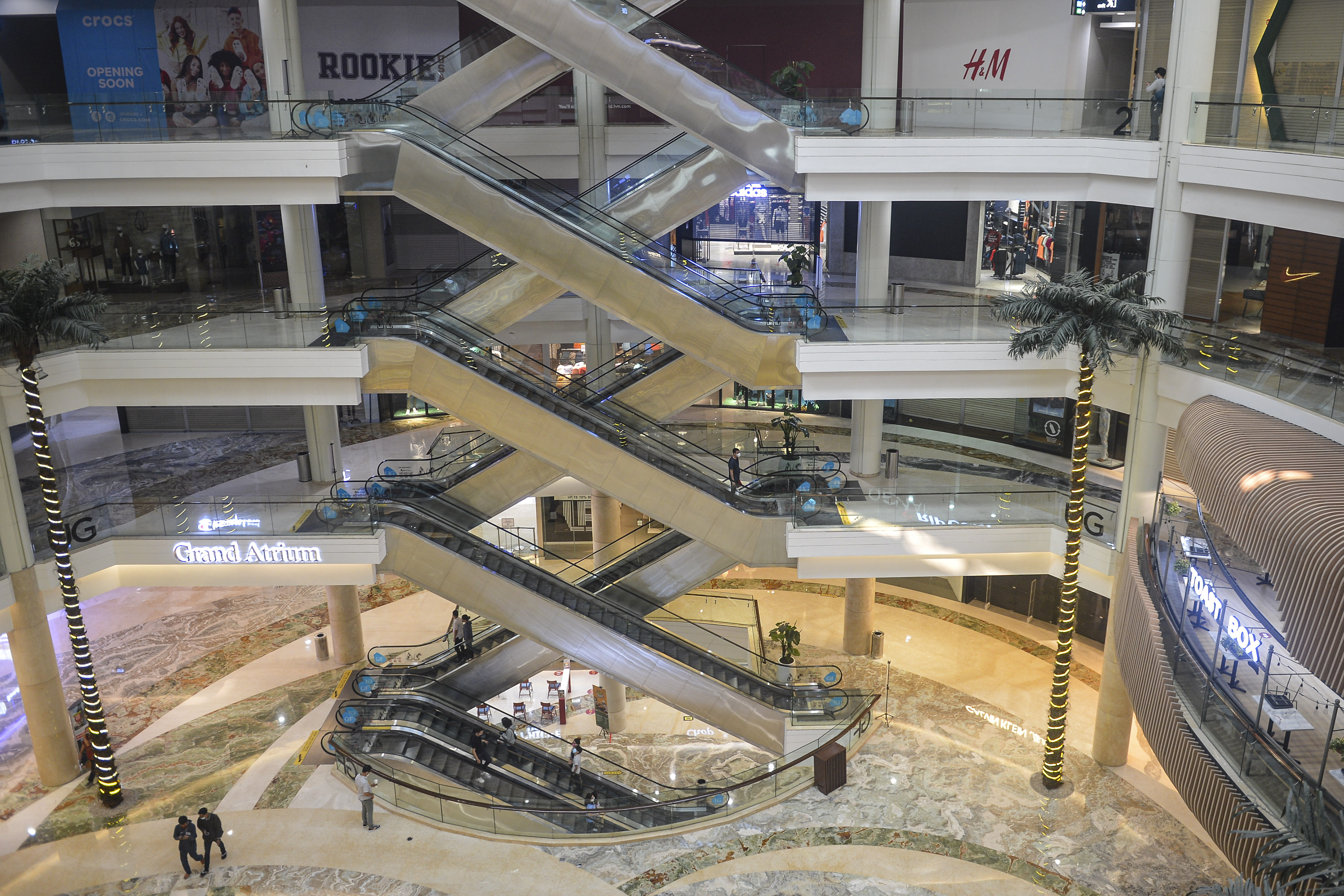 Suasana salah satu mal di wilayah Jakarta saat pelaksanaan PPKM.