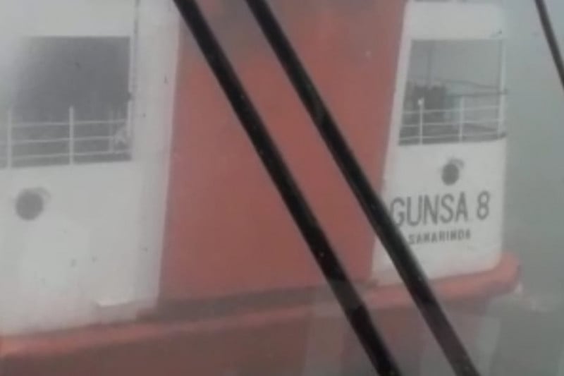 Kapal Ferry Gunsa 8 terbakar di perairan Sungsang, Kabupaten Banyuasin, Sumatera Selatan, Senin (12/7). 