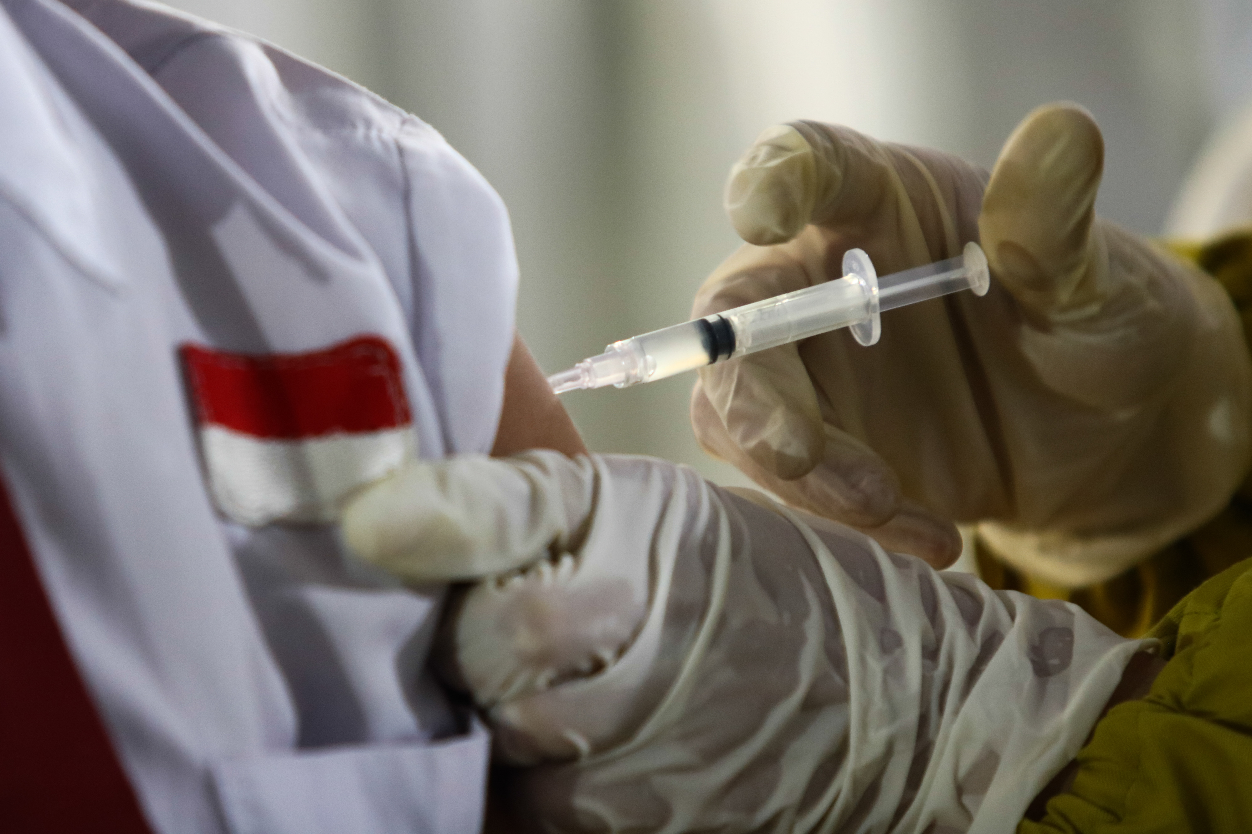 Pelajar mendapatkan vaksinasi COVID-19 di SMP Negeri 1 Surabaya, Jawa Timur, Rabu (14/7/2021)