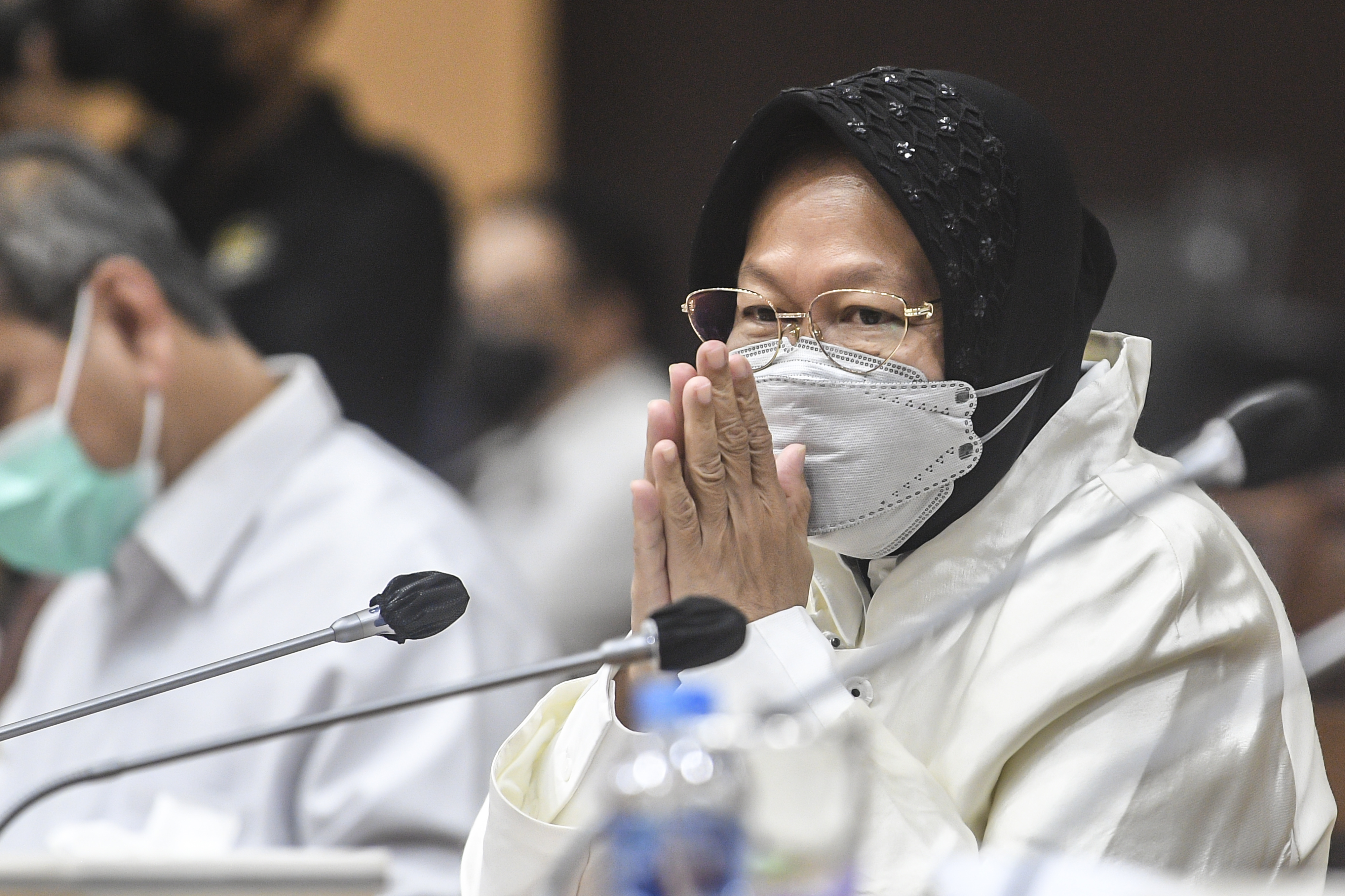 Menteri Sosial Tri Rismaharini saat mengikuti rapat kerja dengan Komisi VIII DPR.