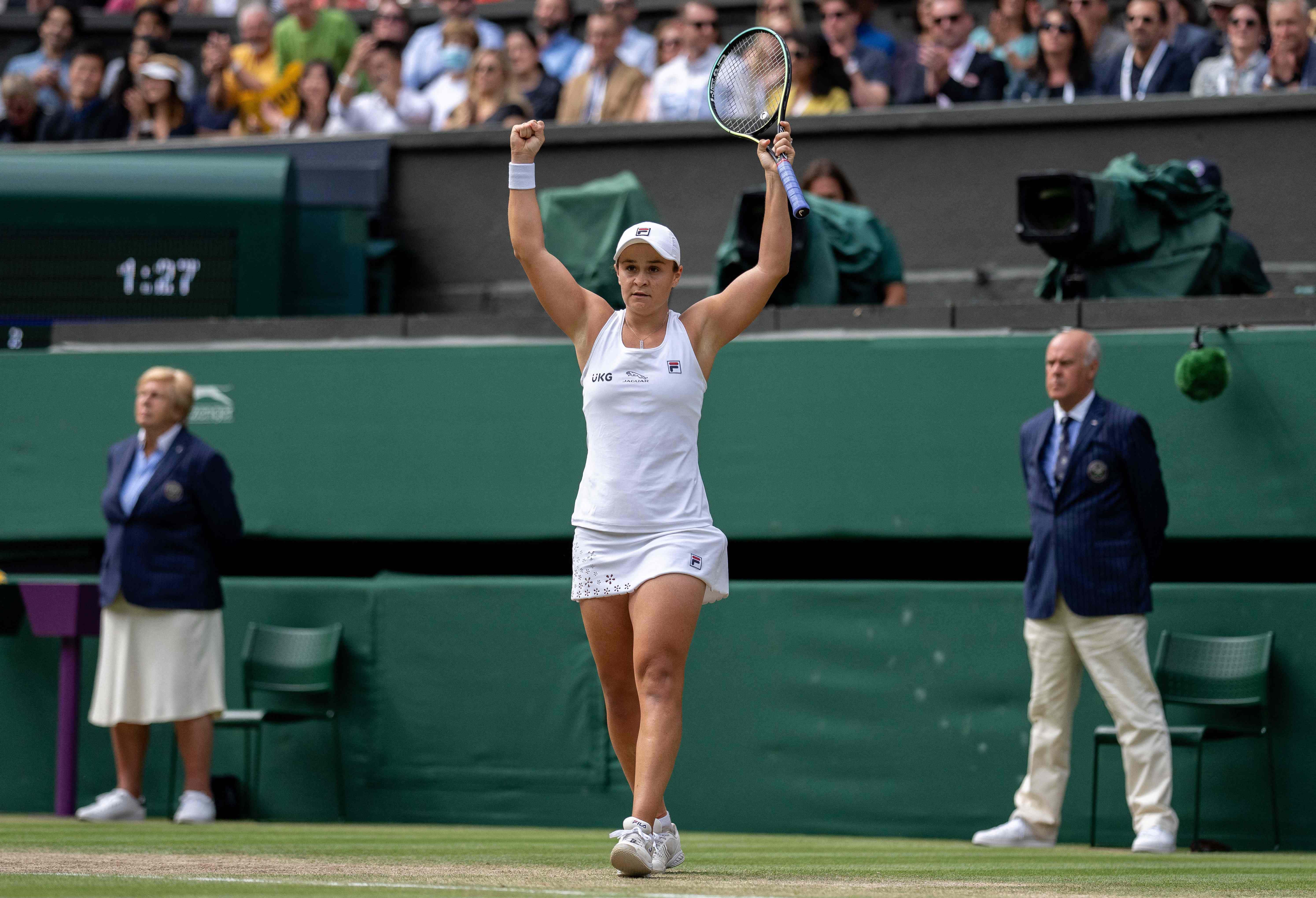 Petenis Australia Ashleigh Barty mengangkat kedua tangannya usai menumbangkan petenis Jerman Angelique Kerber di semifinal Wimbledon 2021.