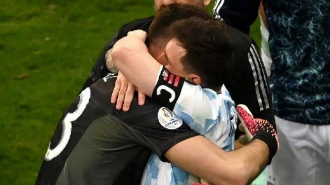 Emiliano Martinez (kiri) dan Lionel Messi