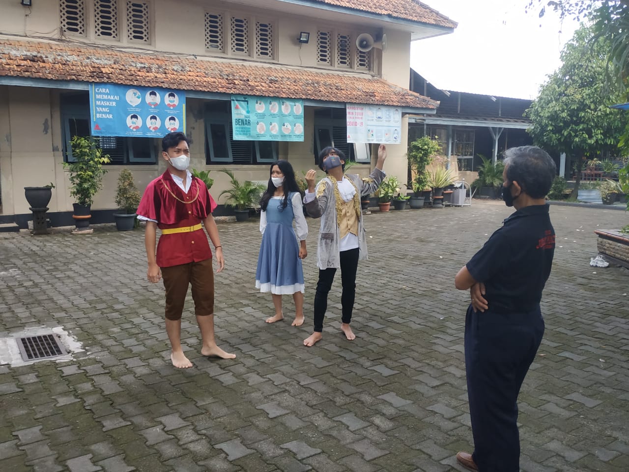 Para pelajar SMAN 3 Yogyakarta  saat latihan drama The Ethereal : Look Beyond What You Can See di halaman sekolah dengan tetap prokes. 