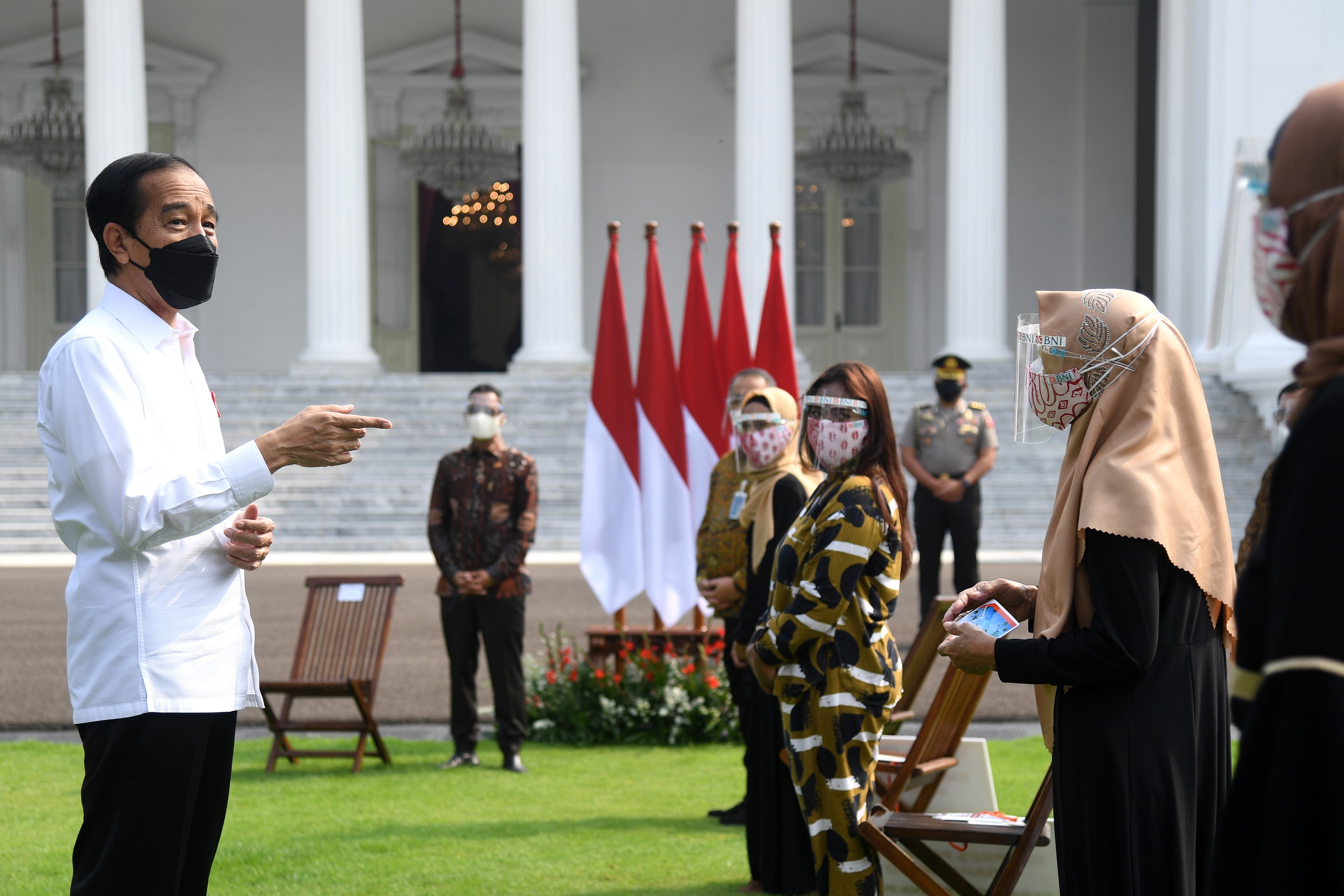 Presiden Jokowi saat berbincang dengan sejumlah pelaku usaha di halaman Istana Merdeka.