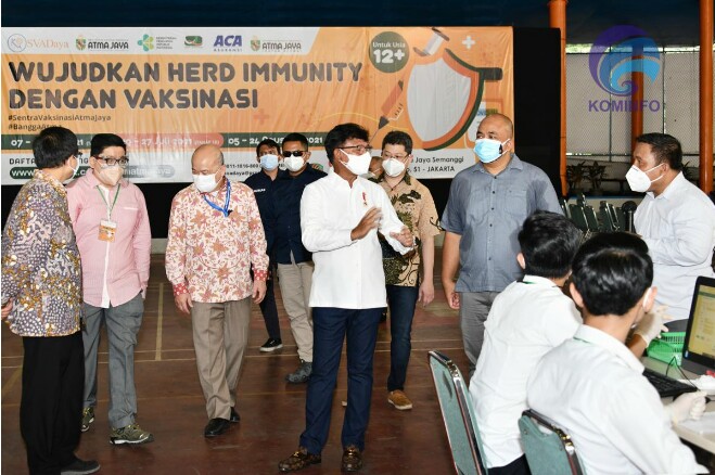 Menkominfo Johnny G Plate saat meninjau vaksinasi Covid-19 di Unika Atma Jaya