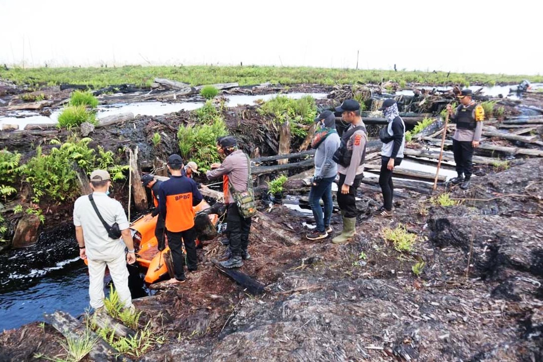 Tim Satgas Karhutla periksa kondisi alur dan sekat kanal di lahan gambut Kabupaten Muarojambi.