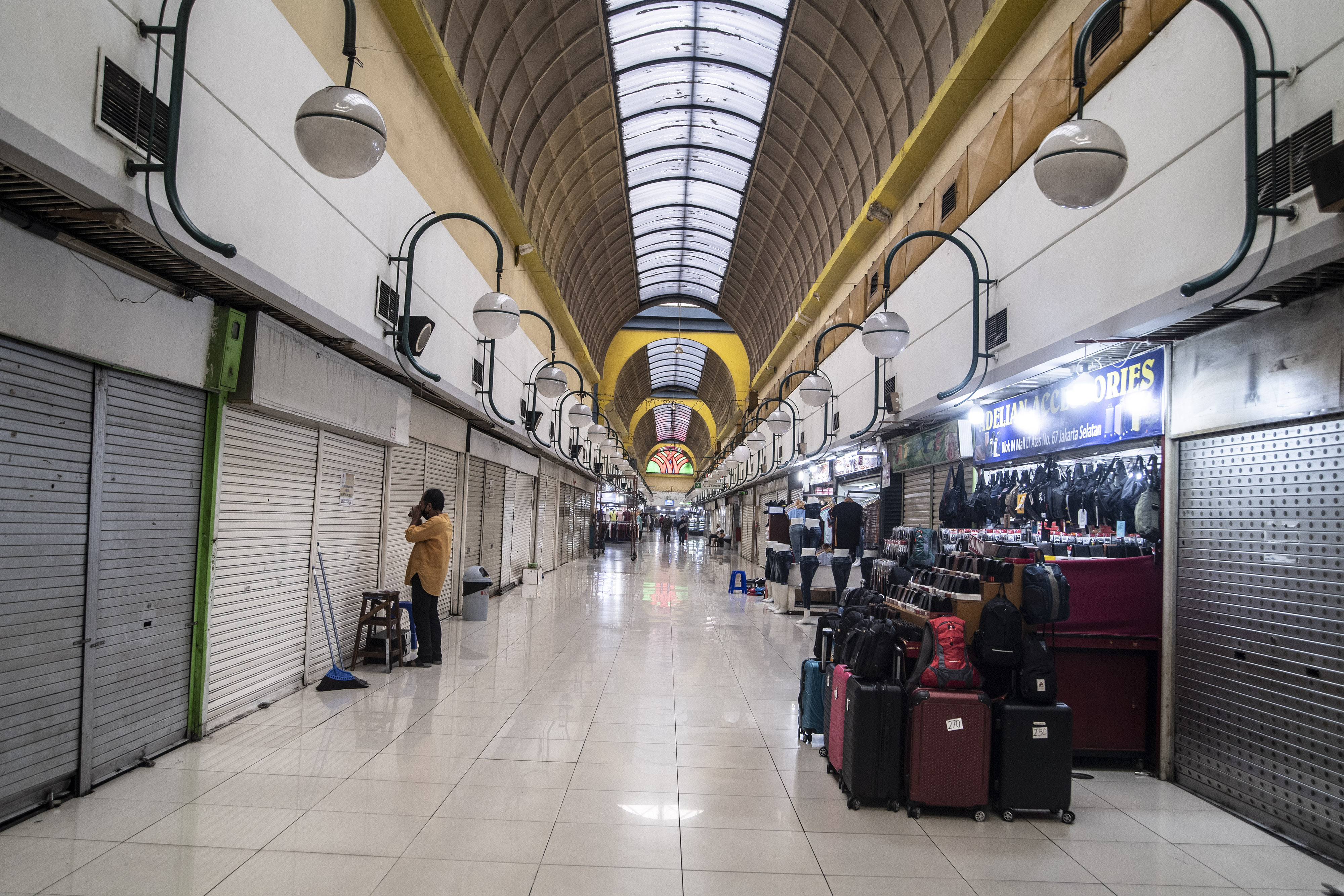 Suasana pusat perbelanjaan di Mal Blok M, Jakarta,