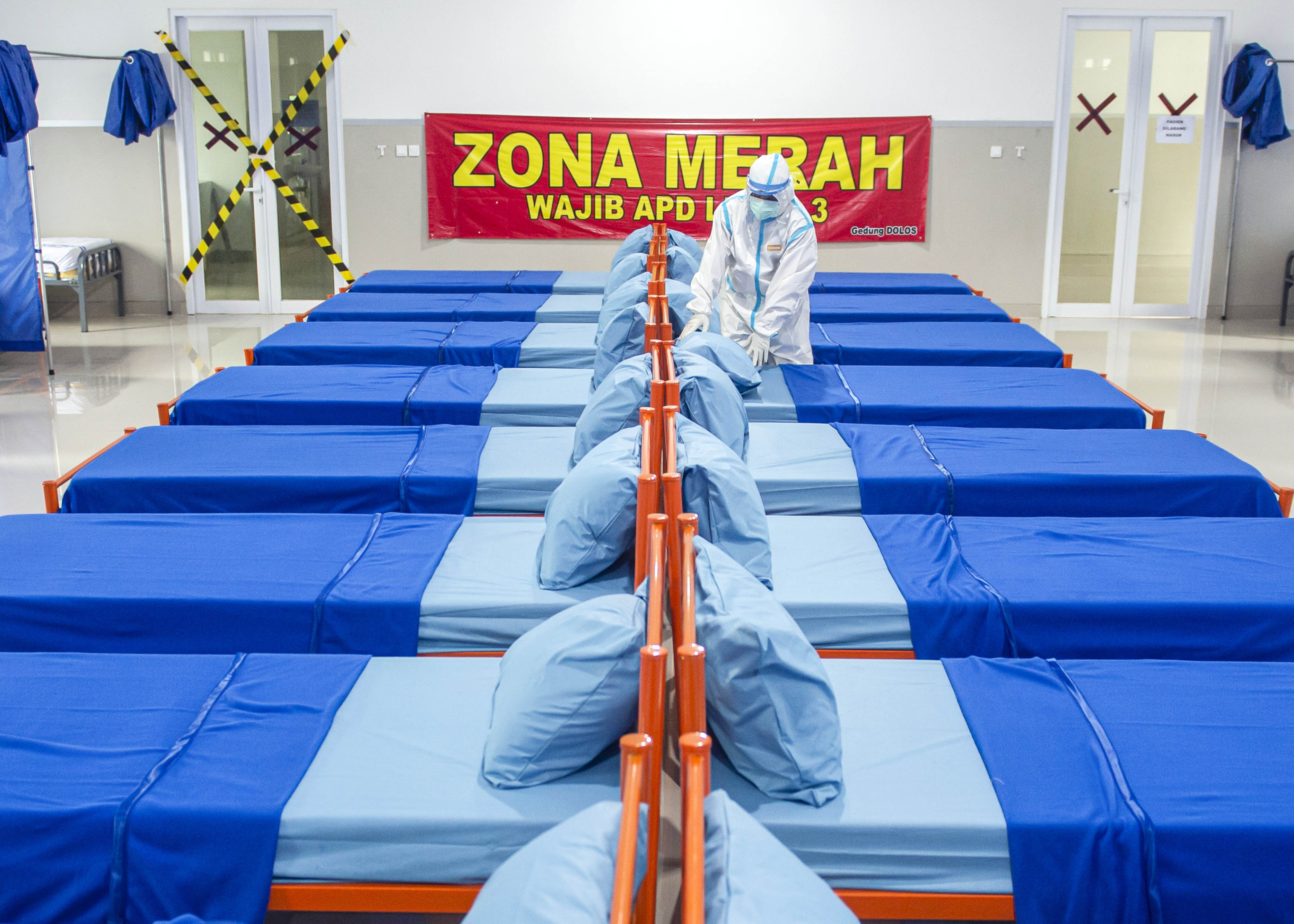 `tenaga kesehatan menyiapkan tempat tidur untuk pasien Covid-19 di Lapangan Marinir, Jakarta