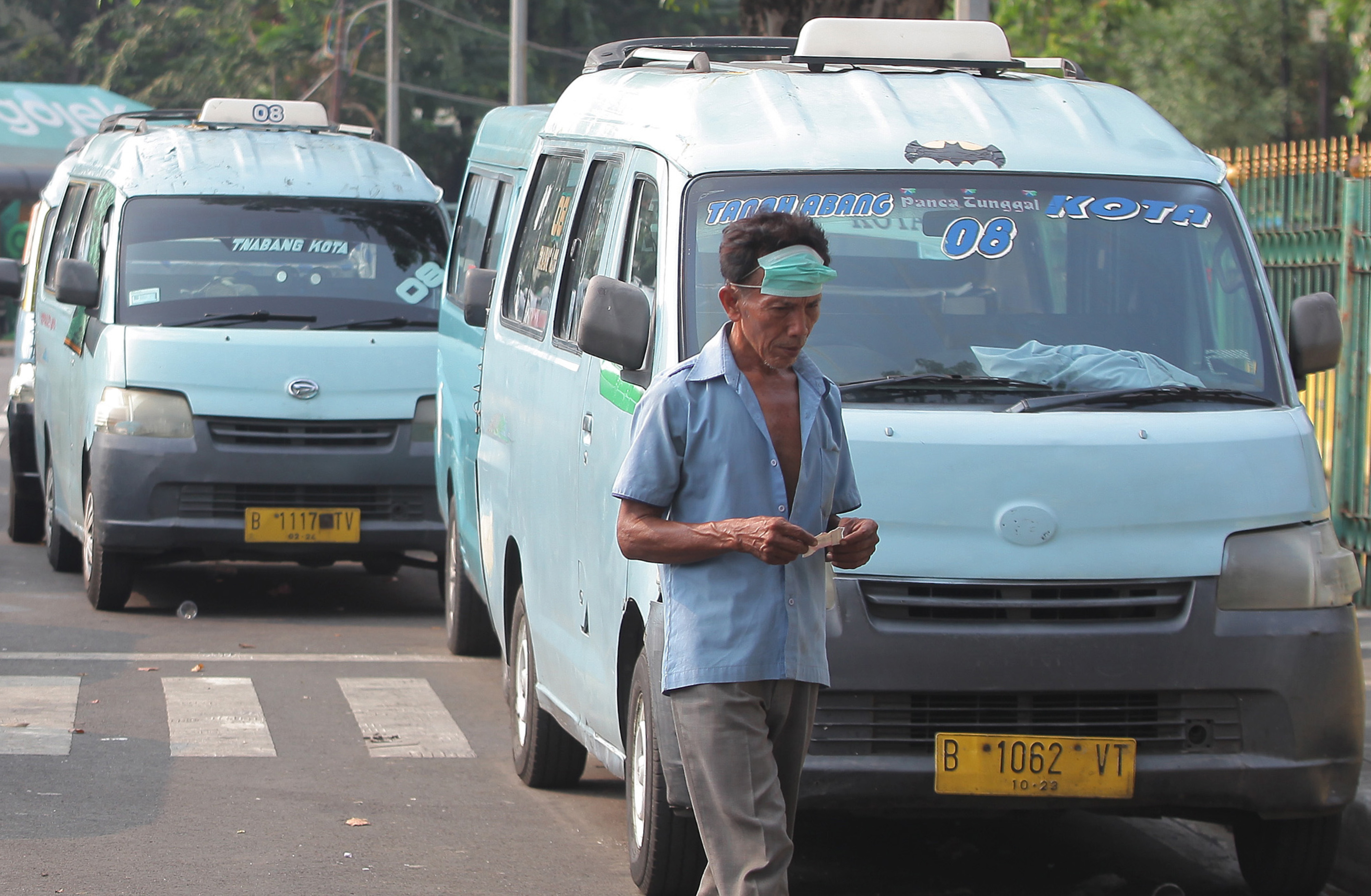 Ilustrasi sopir angkot yang menunggu penumpang di kawasan Jakarta.