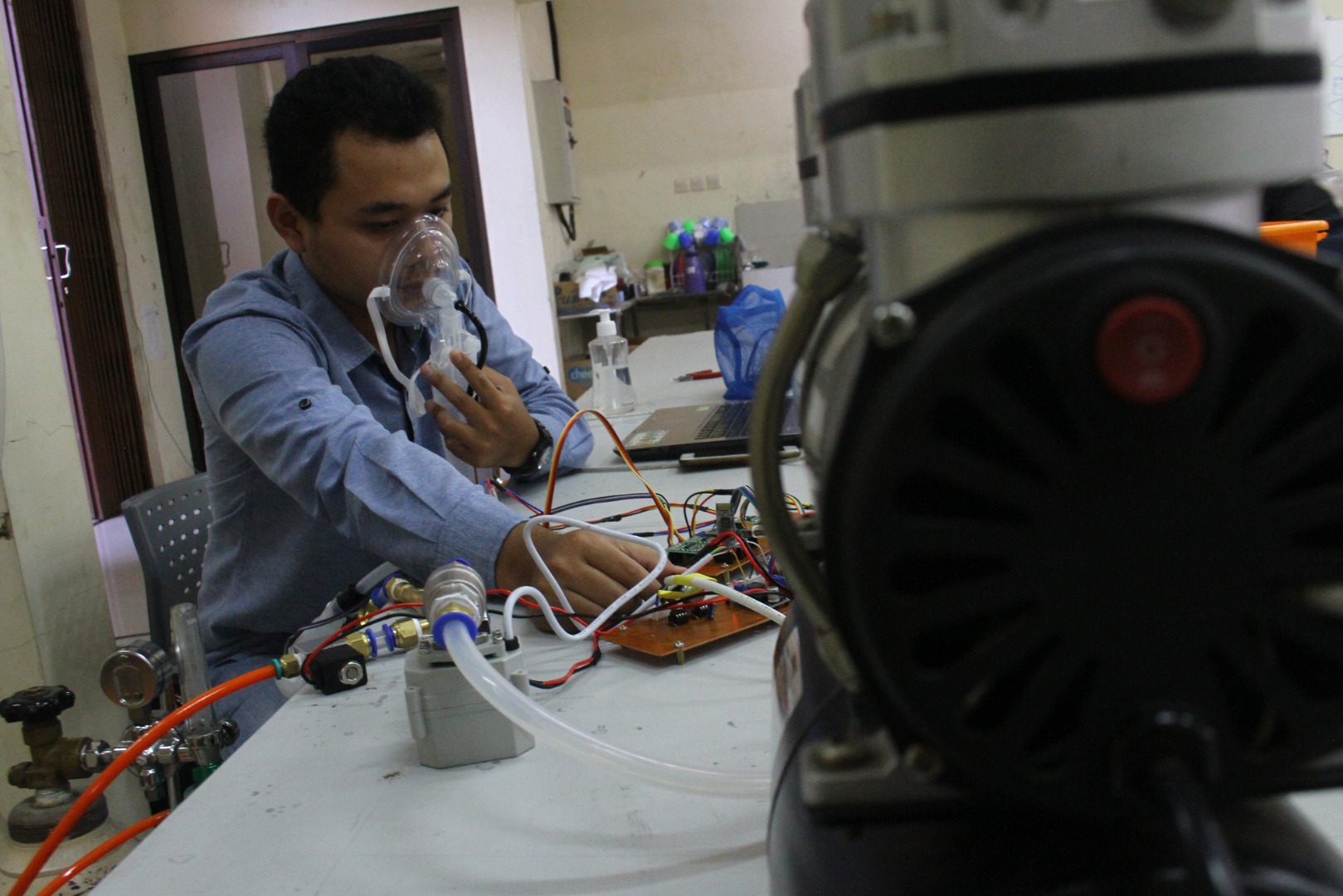 Tim riset menunjukkan cara kerja prototip inovasi ventilator di Laboratorium Universitas Brawijaya Tech, Malang, Kamis (30/4/2020). 