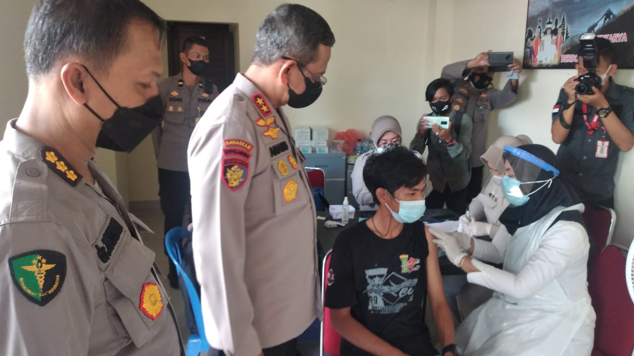 Kapolda Babel Irjen Anang Syarif Hidayat meninjau pelaksanaan vaksin di Babel, Kamis (8/7). 