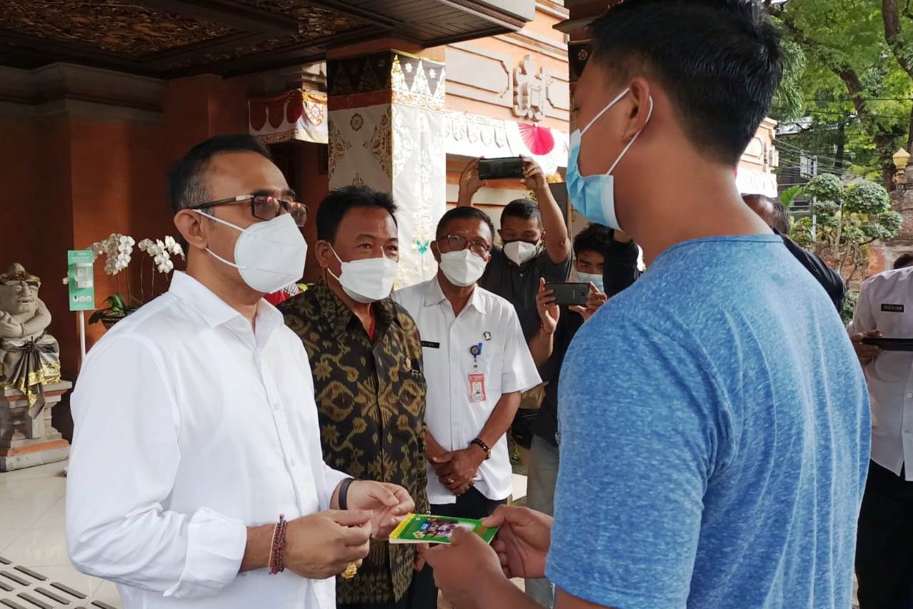  Wali Kota Denpasar IGN Jaya Negara menyerahkan secara simbolis BLT senilai Rp300 ribu/KK, di kantor Wali KOta Denpasar, Rabu (14/7).