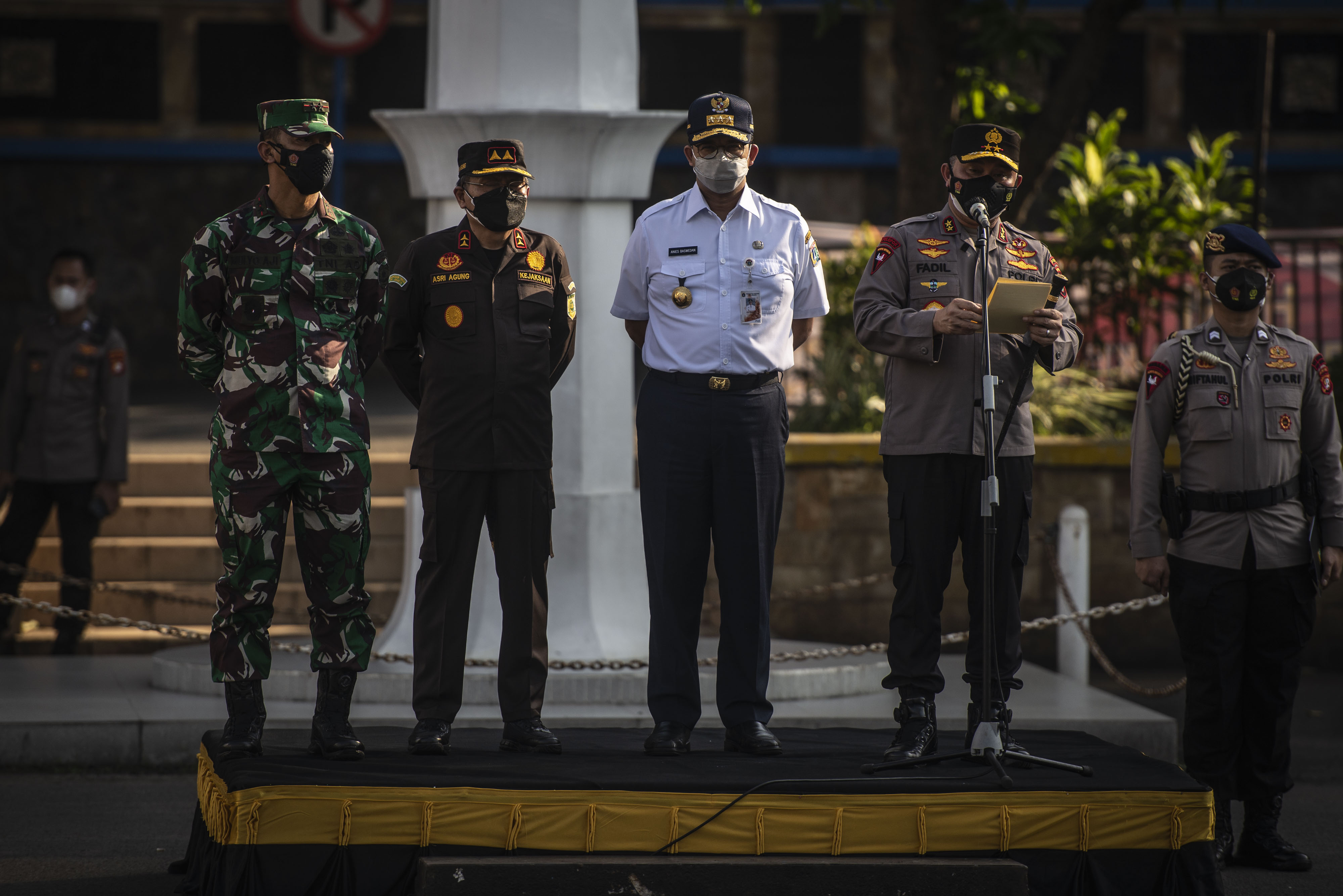 Anies Baswedan bersama Forkopimda DKI Jakarta memimpin apel pasukan penjagaan PPKM Darurat