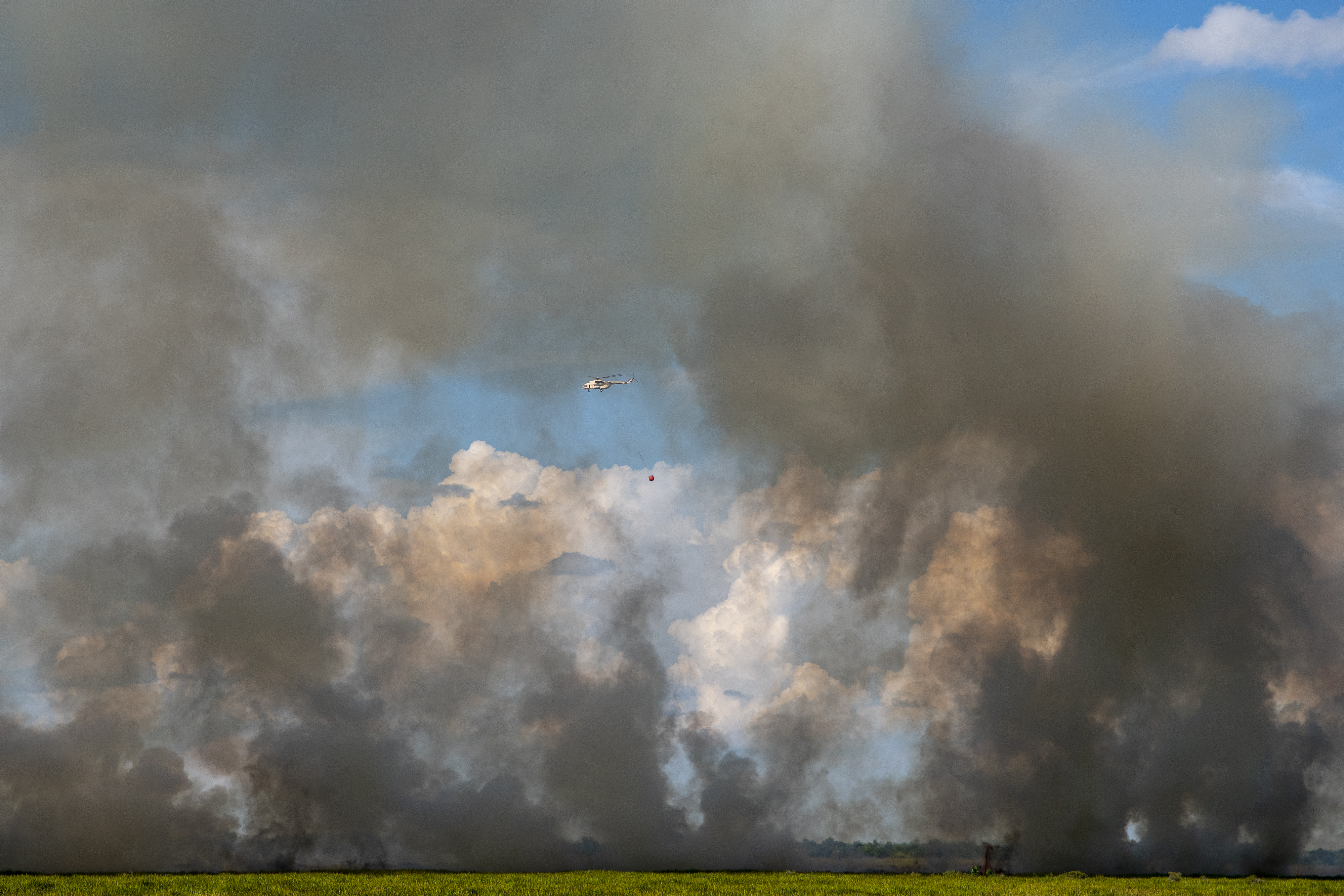 Helikopter BNPB melakukan water bombing pada kebakaran di Desa Talang Pangeran Ulu, Pemulutan Barat, Ogan Ilir, Sumsel, Selasa (1/6/2021)