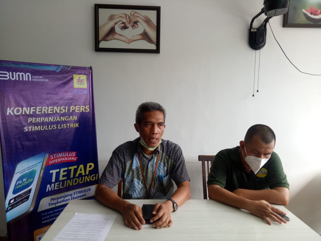 Senior Manager Niaga dan Pelayanan Pelanggan PLN UIW Babel, Mustafrizal (kiri).