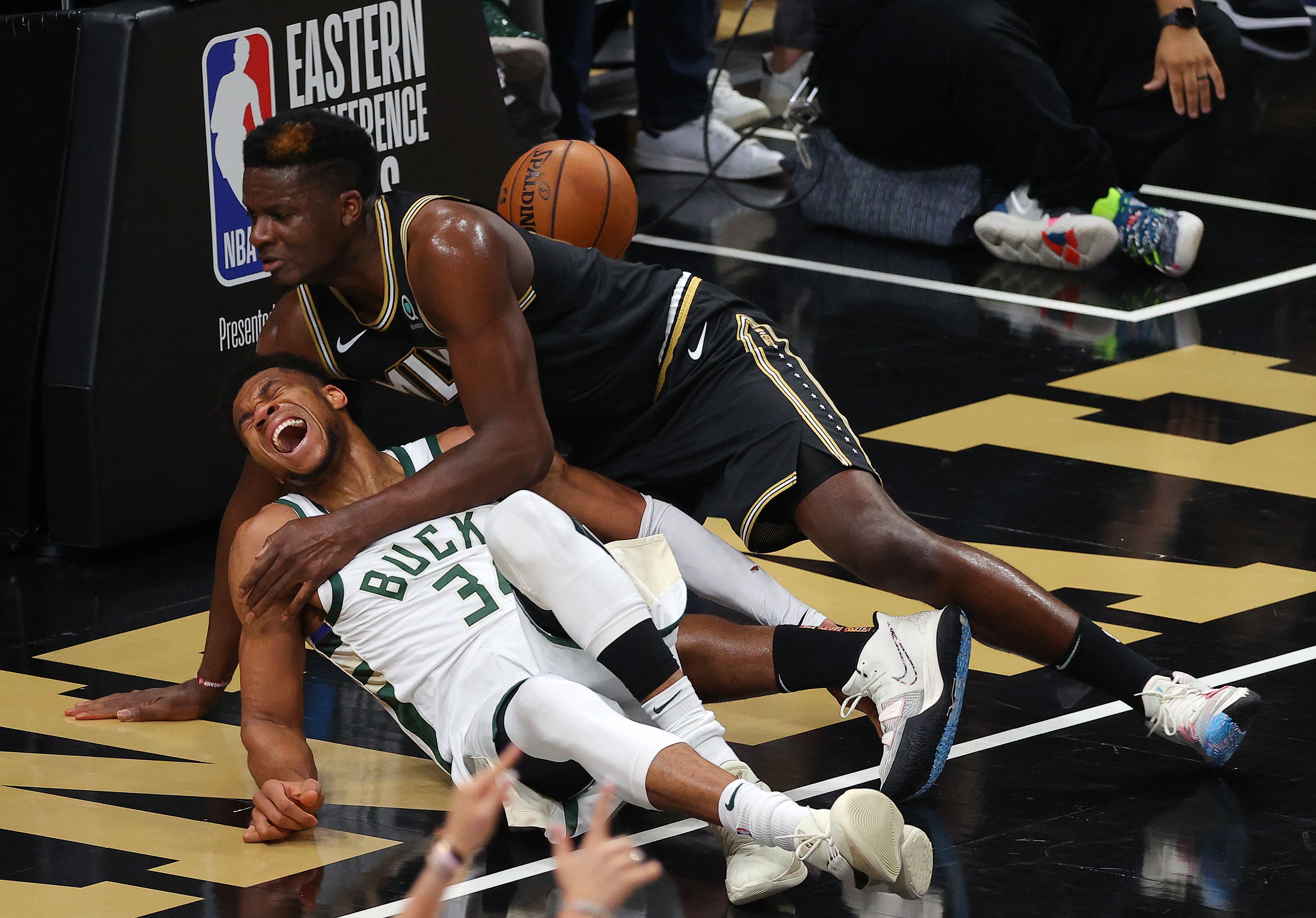 Bintang Milwaukee Bucks Giannis Antetokounmpo (kiri) mengalami cedera dalam Gim 4 final Wilayah Timur Playoff NBA melawan Atlanta Hawks.