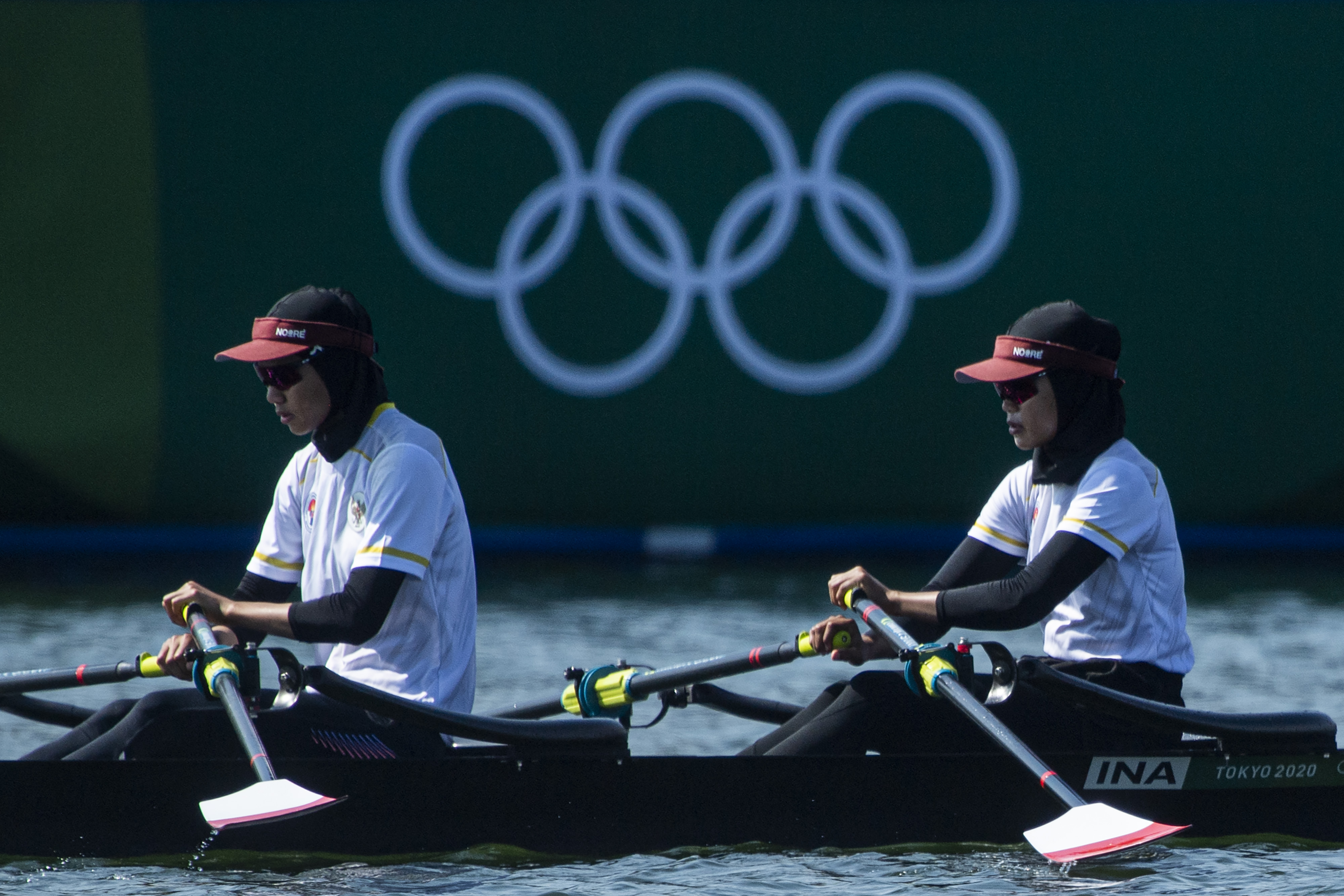 Pedayung putri Indonesia Mutiara Rahma dan Melani Putri saat melakukan latihan.