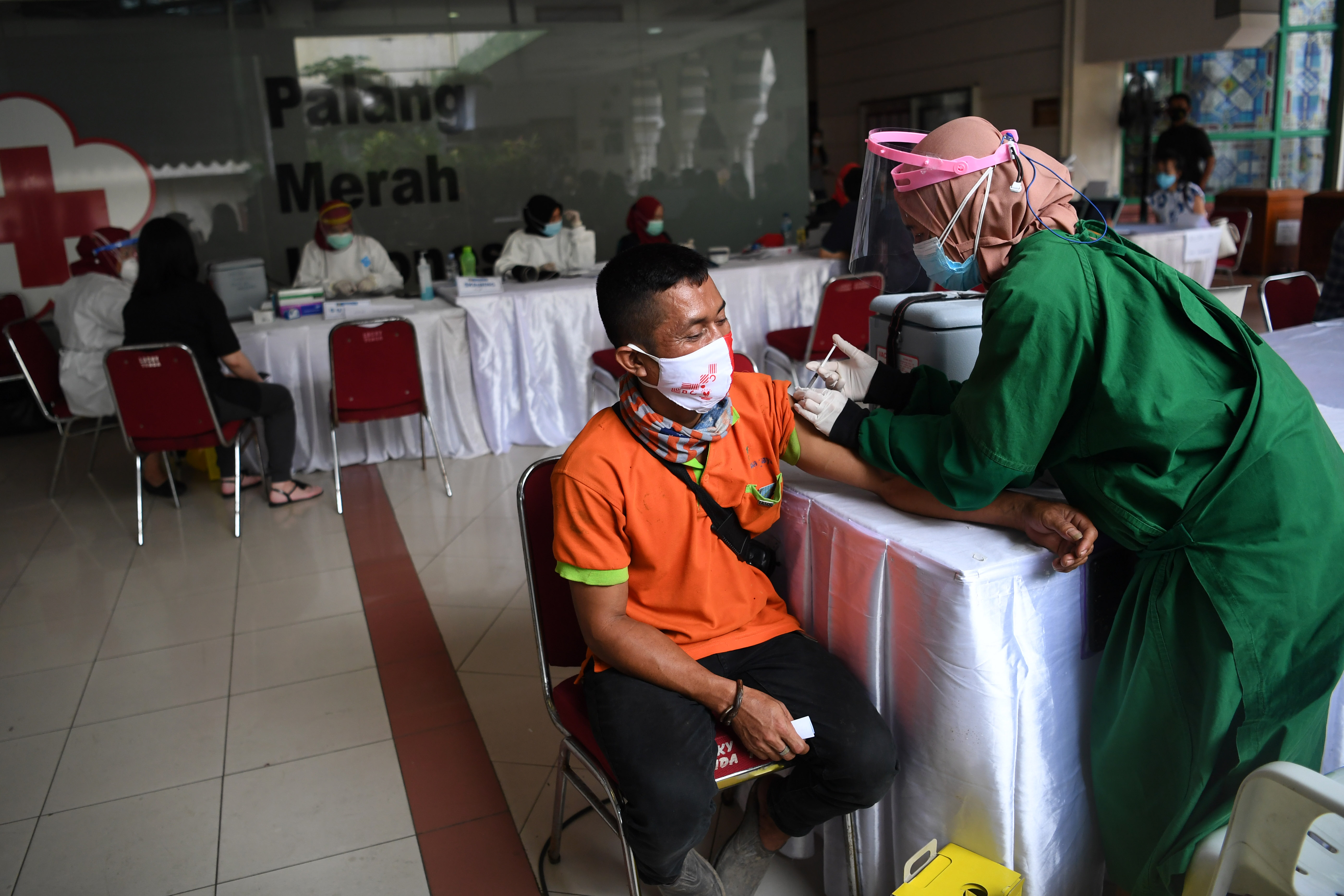 Petugas kesehatan menyuntikan vaksin covid-19 kepada pedagang di Blok A Pasar Tanah Abang Jakarta.