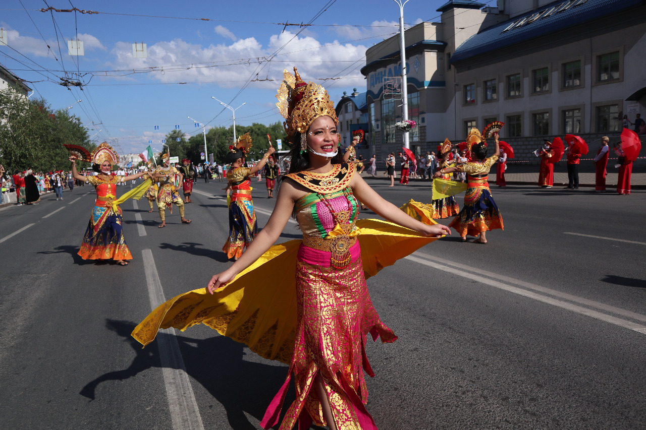 Para penari dari Dwipantara Indonesia ikut parade besar dengan berjalan di sepanjang jalan utama Republik Bashkortostan, Rusia.