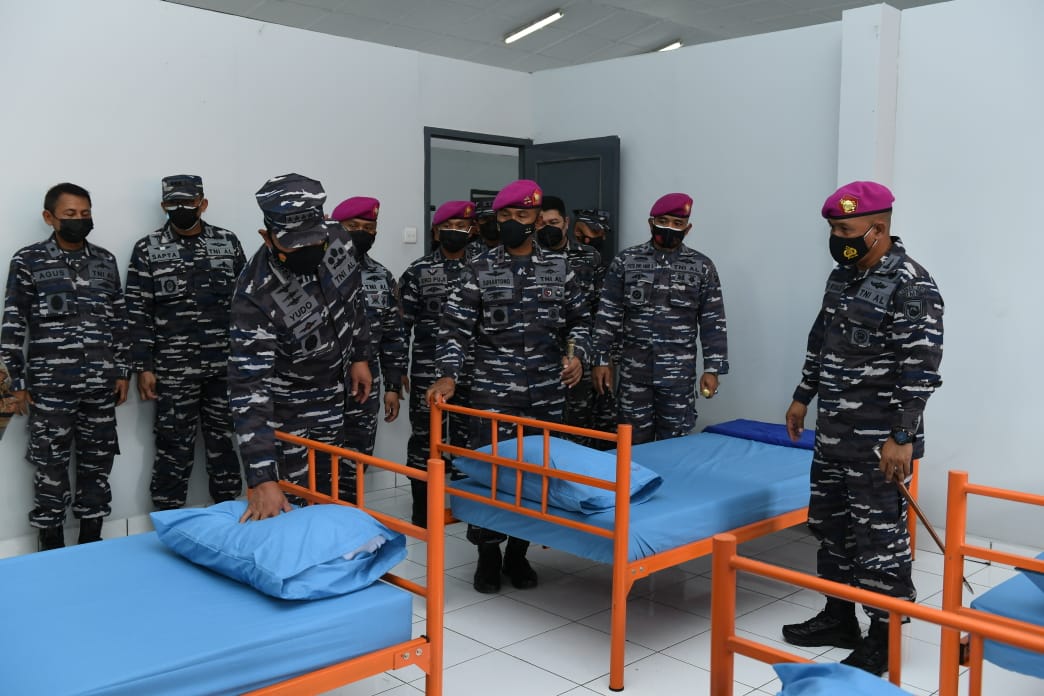 Kasal Laksamana TNI Yudo Margono meninjau Gedung Karang Pucung yang akan digunakan untuk isolasi pasien covid-19.