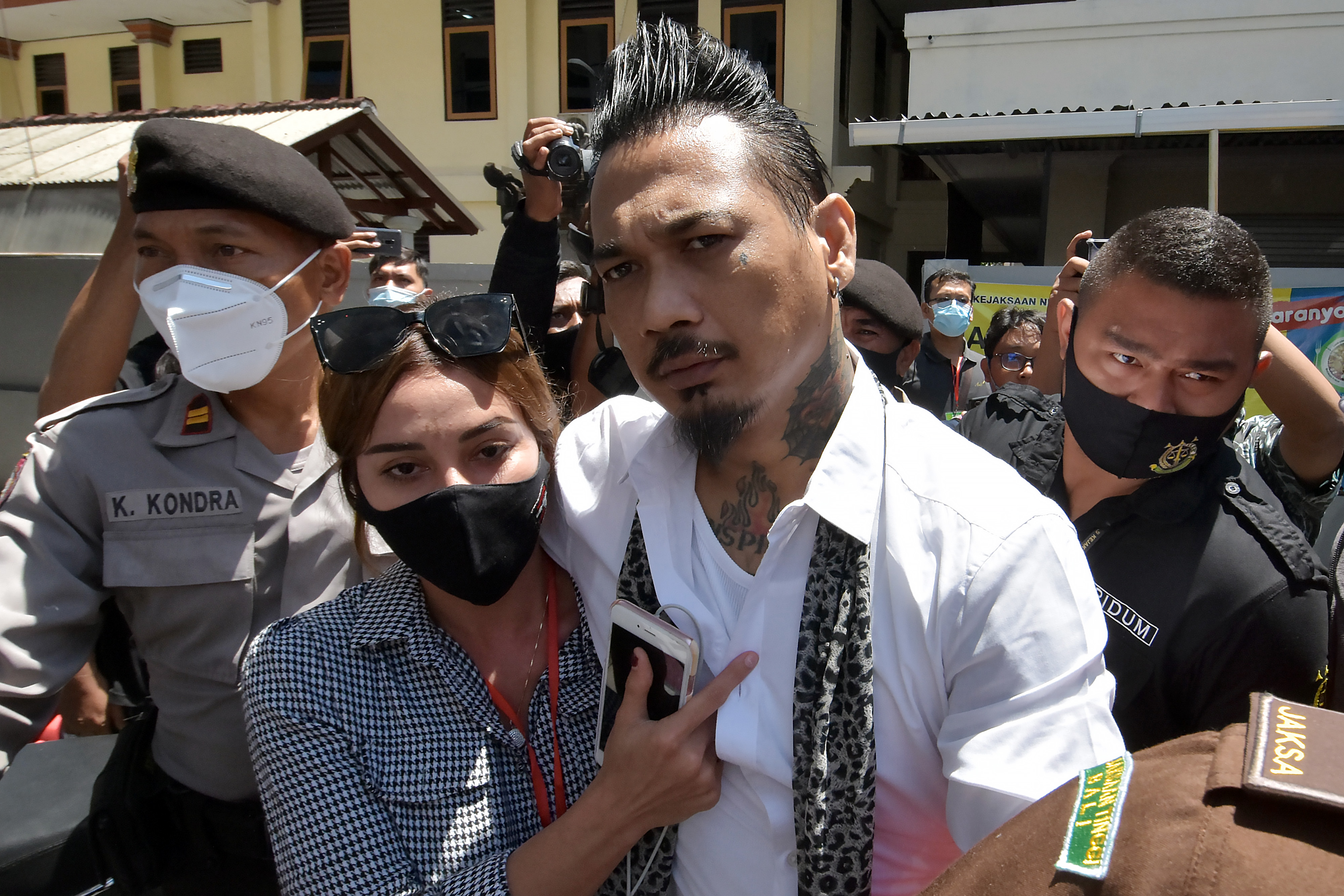 Penabuh drum grup musik Superman is Dead (SID) I Gede Ary Astina alias Jerinx (kedua kanan).