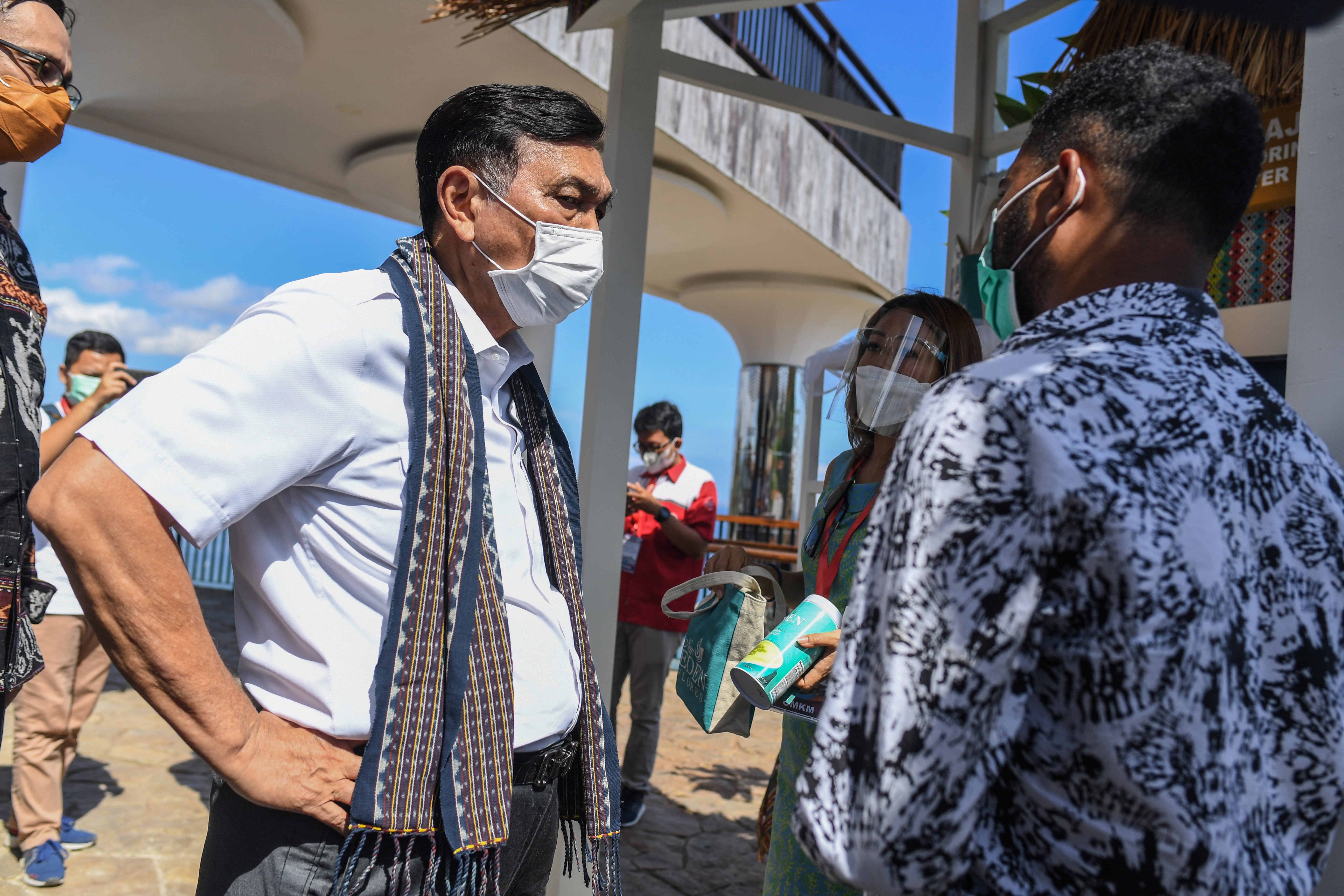 Menko Marves Luhut Binsar Pandjaitan saat meninjau stan UMKM di Labuan Bajo, NTT.