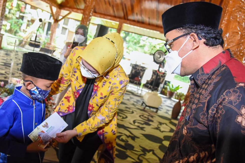 Bupati Purwakarta Anne Ratna Mustika didampingi Kepala BJB Cabang Purwakarta menyerahkan bantuan untuk anak yatim.