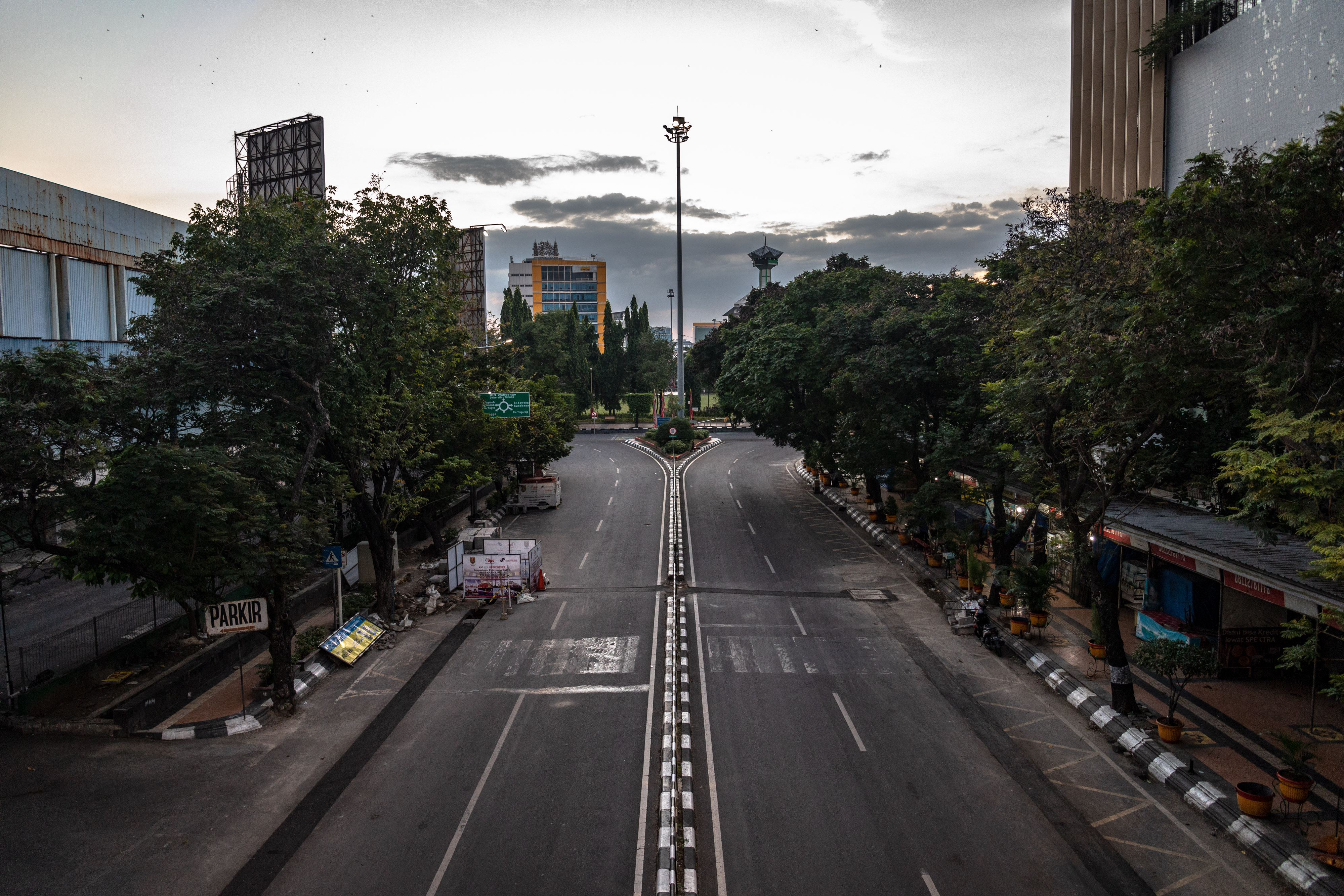 Suasana penutupan jalan protokol menuju kawasan Simpang Lima maupun sebaliknya saat penerapan PPKM Darurat di Kota Semarang, Jawa Tengah