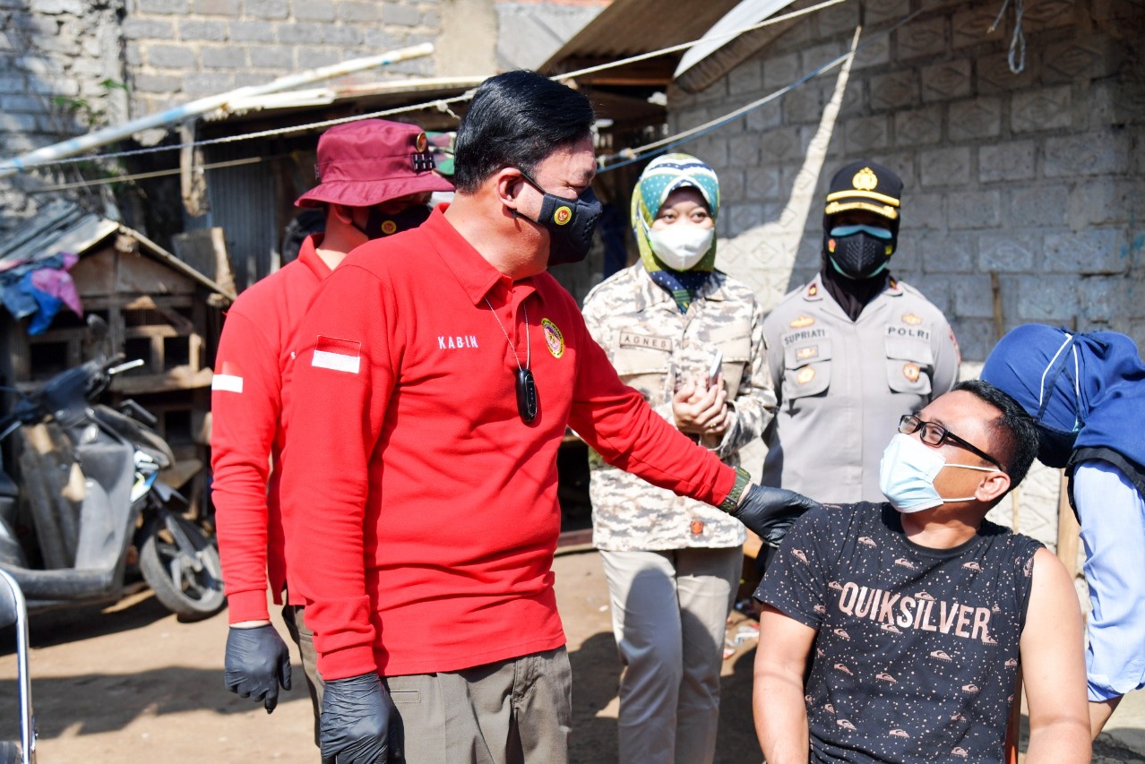 Kepala BIN Cek Vaksinasi Door To Door Hingga Bagikan Bansos