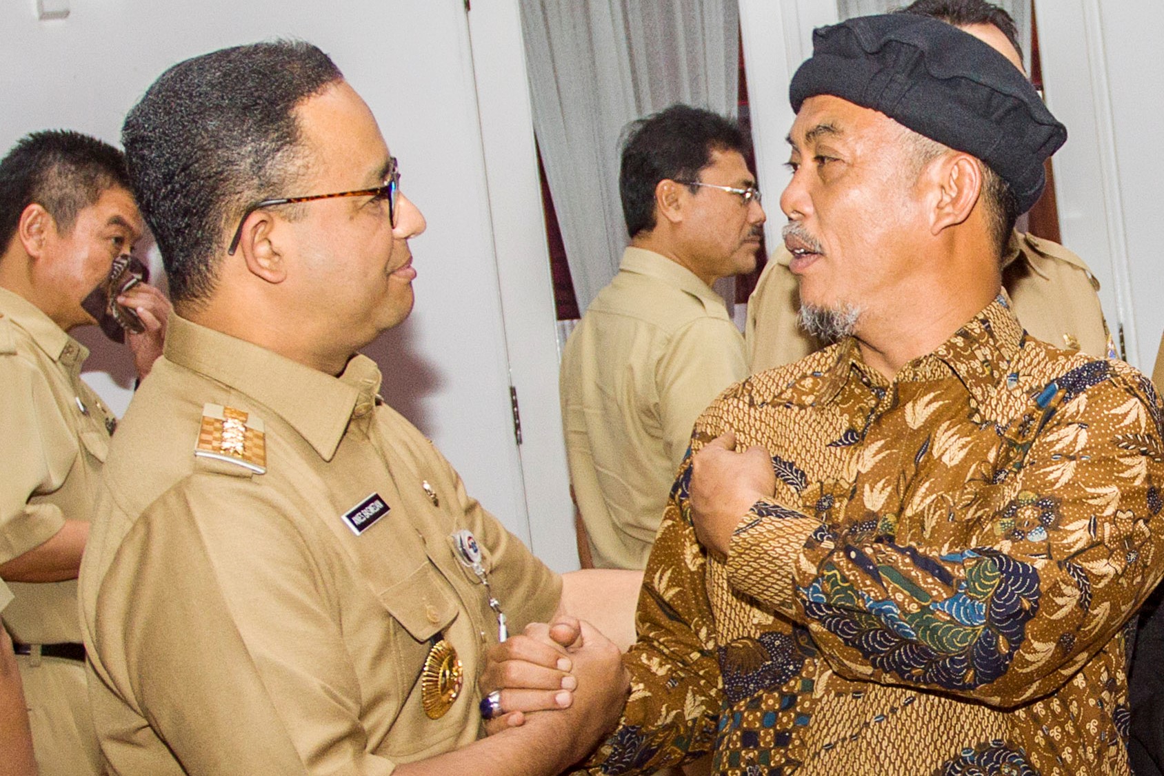 Gubernur DKI Jakarta Anies Baswedan (kiri) menjabat tangan Ketua DPRD DKI Jakarta Prasetyo Edi Marsudi 