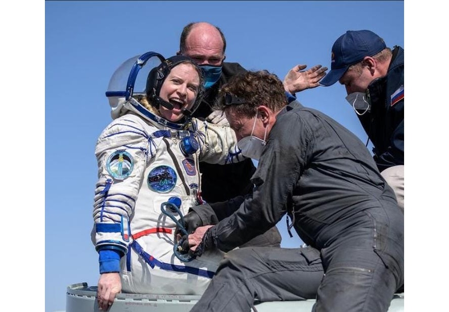 Tidak ada perbedaan baju astronaut untuk perempuan atau lelaki. 