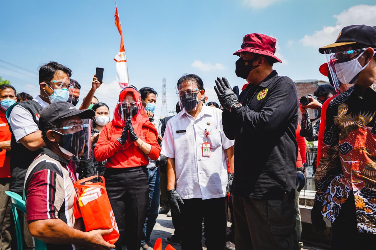 Kepala BIN Jenderal Polisi (Purn) Budi Gunawan membagikan sembako dan mengajak warga Tambak Lorok Kelurahan Tj Emas, Semarang vaksinasi.