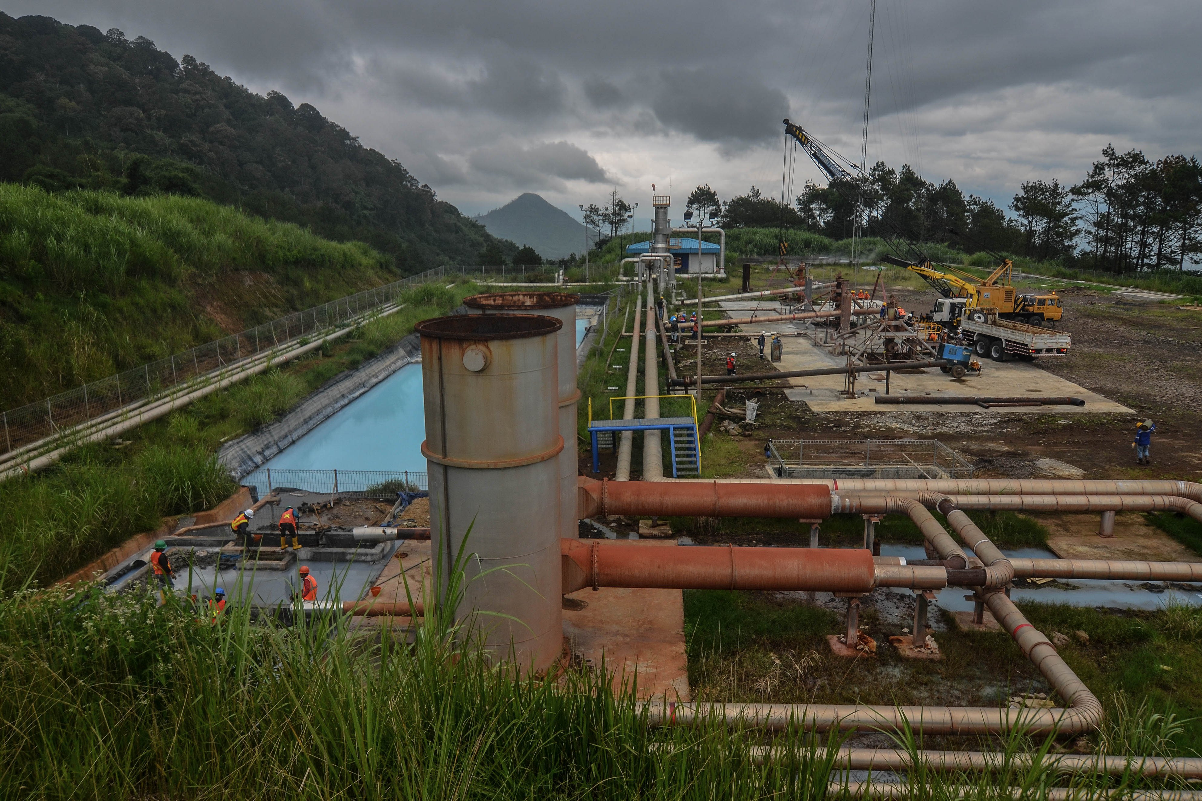 Pembangkit Listrik Tenaga Panas bumi (PLTP) di Pertamina Geothermal Energy (PGE) Area Karaha, Kabupaten Tasikmalaya, Jawa Barat.
