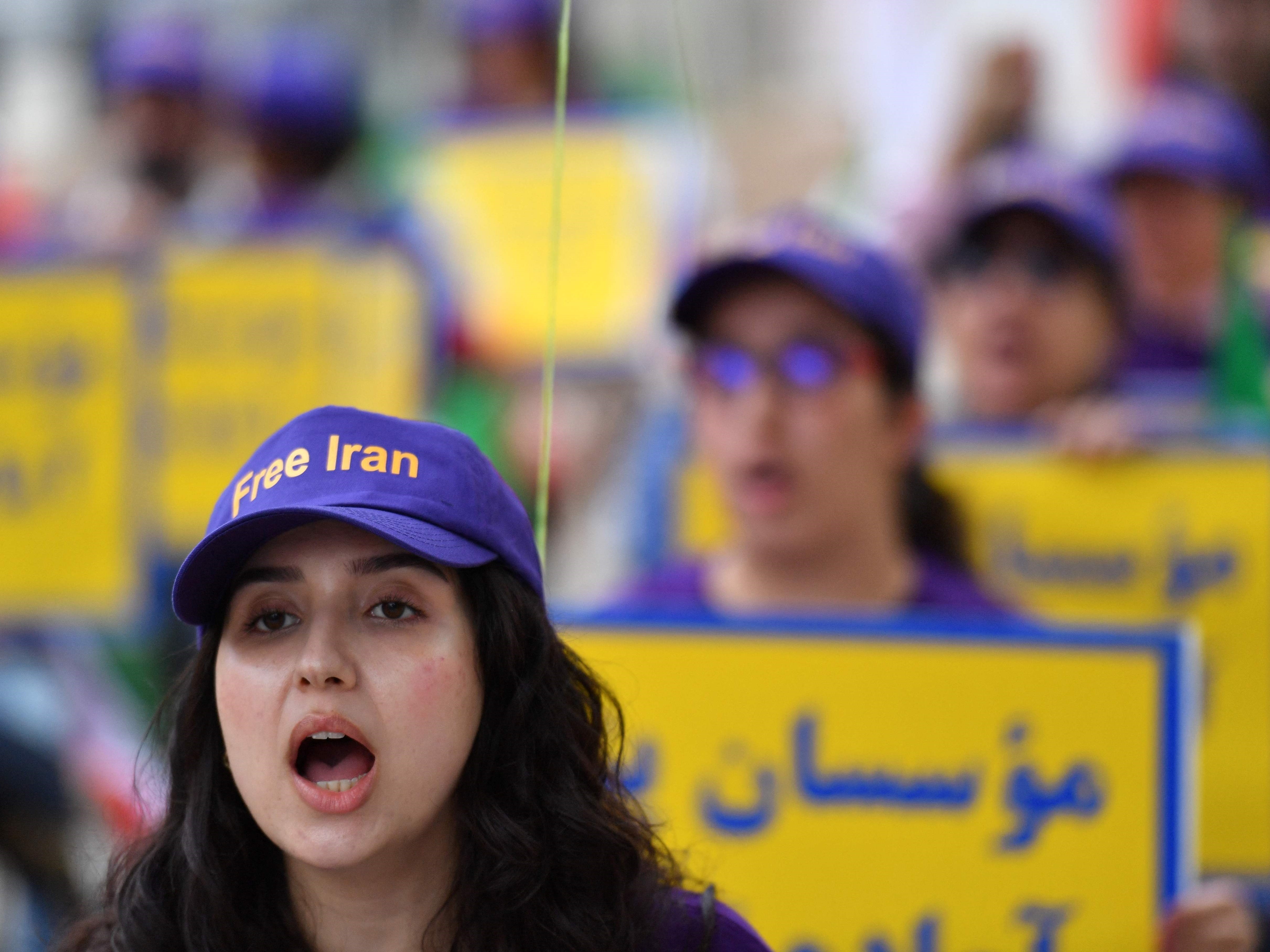 Anggota komunitas Anglo-Iran meneriakkan slogan dan membawa poster selama unjuk rasa mendukung perjuangan rakyat Iran, London, Inggris.