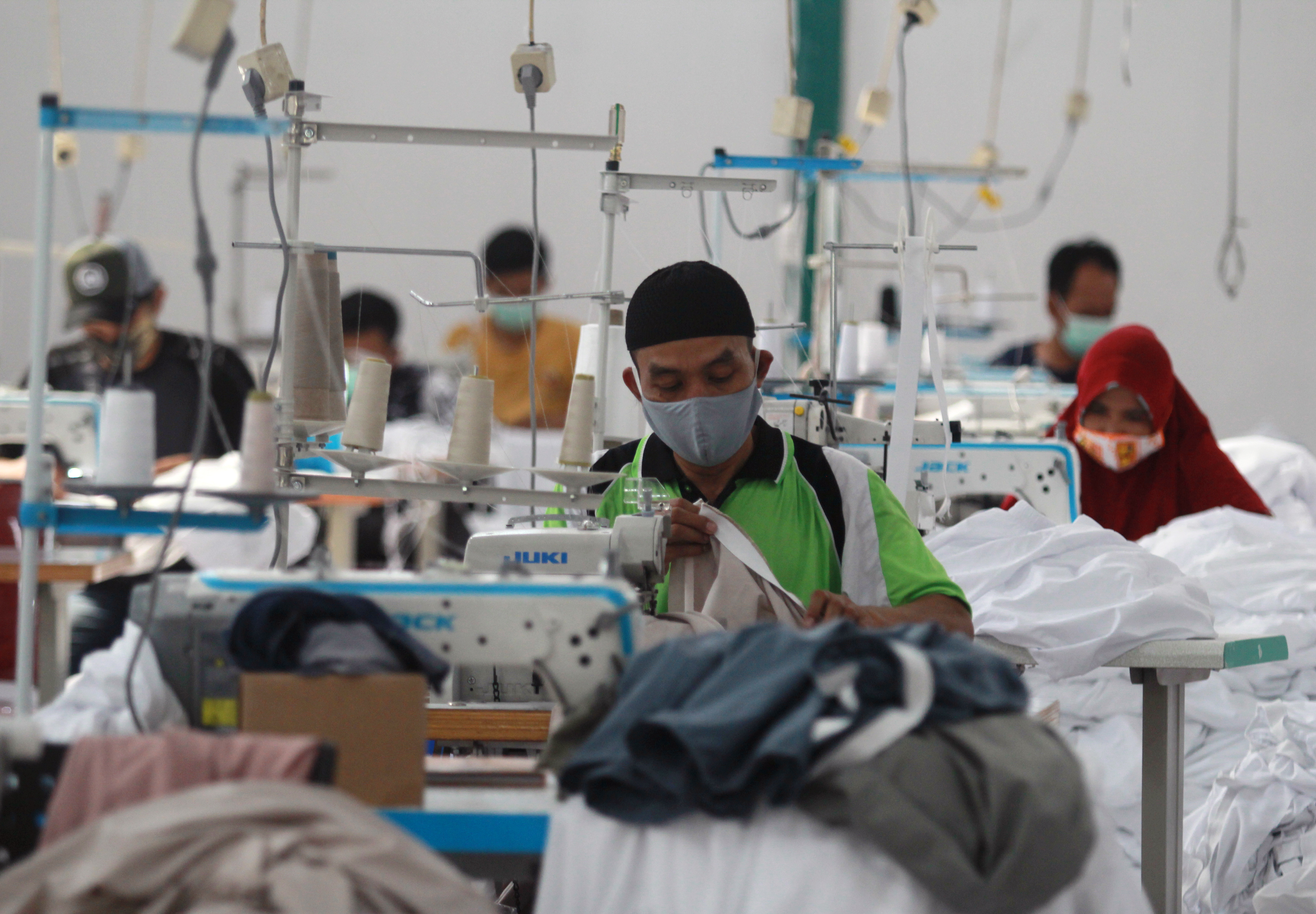 Pekerja menyelesaikan pembuatan mukena di pabrik wilayah Depok, Jawa Barat.
