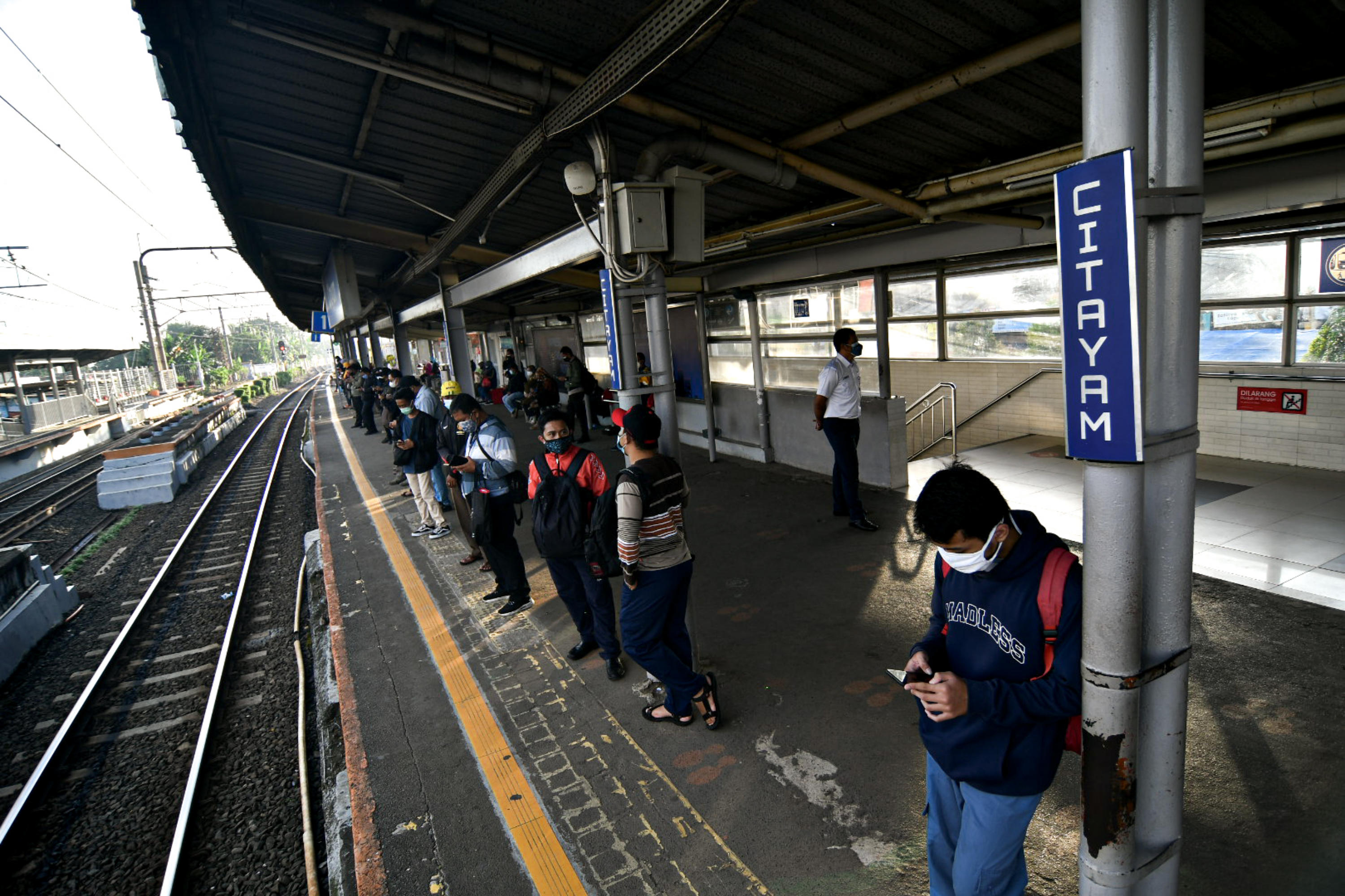 Calon penumpang saat menunggu kedatangan kereta di Stasiun Citayam, Depok.