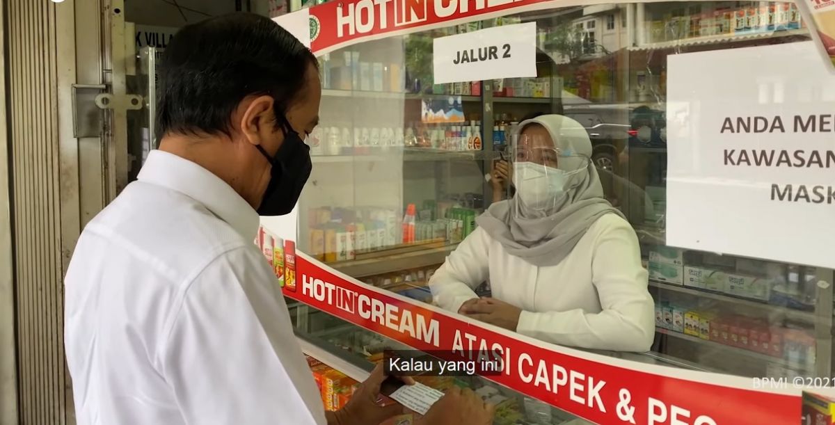 Momen Presiden Joko Widodo blusukan ke salah satu apotek meninjau ketersediaan obat Covid-19.