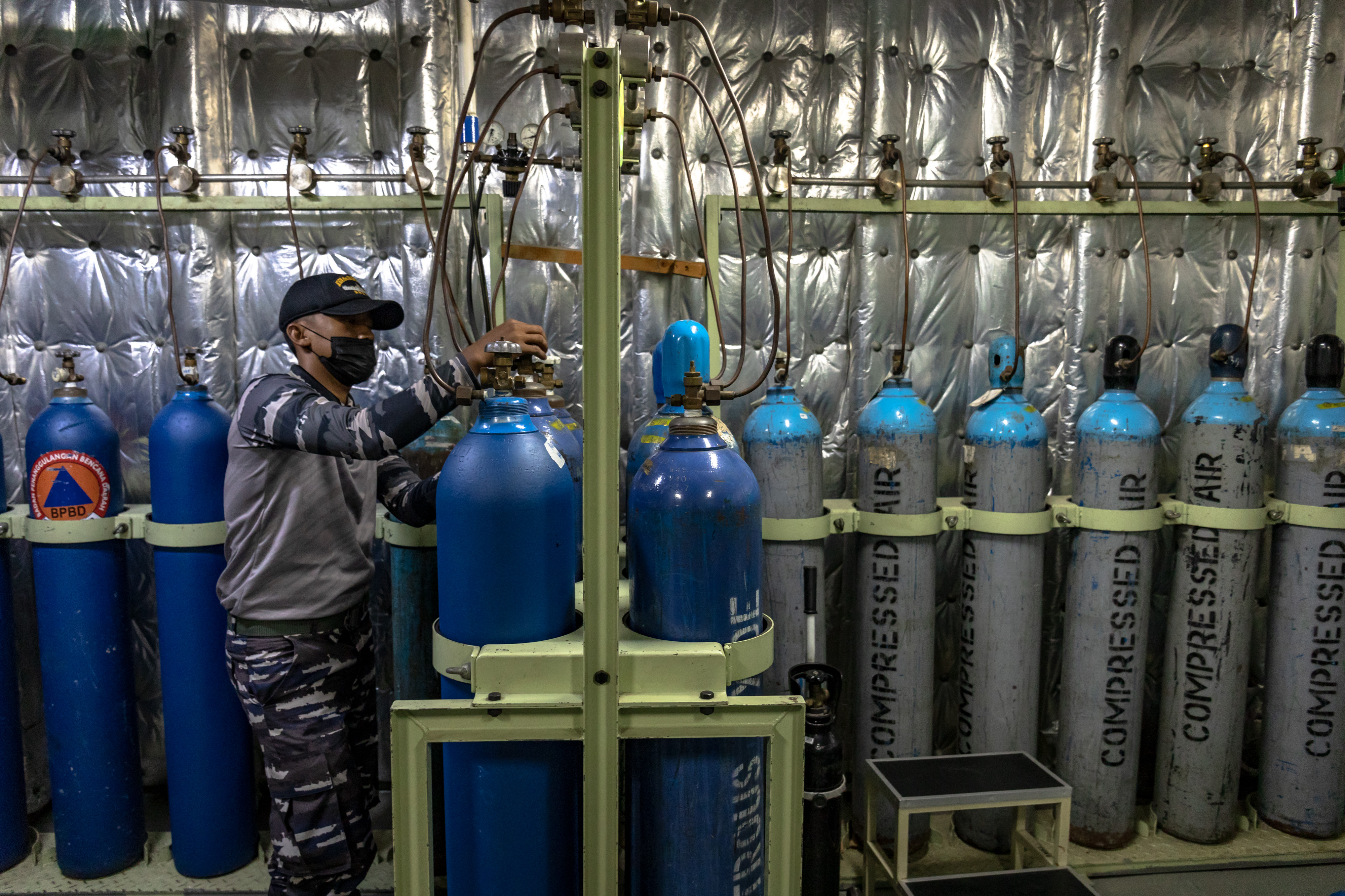 Kru KRI dr Soeharso SHS-990 mengisi tabung oksigen saat kapal bersandar di Pelabuhan Tanjung Emas.