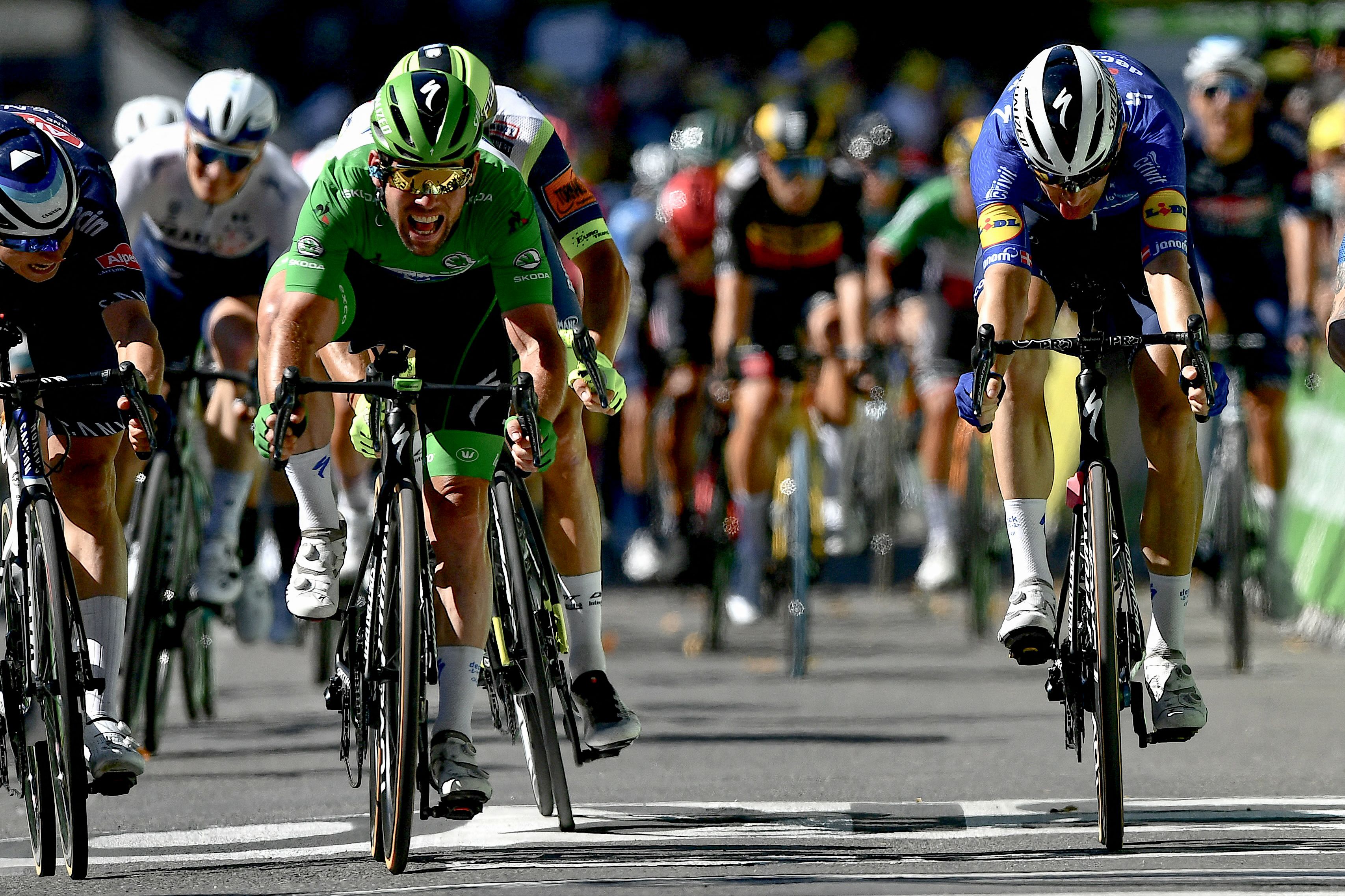 Mark Cavendish beradu sprint jelang garis finis etape 13 Tour de France