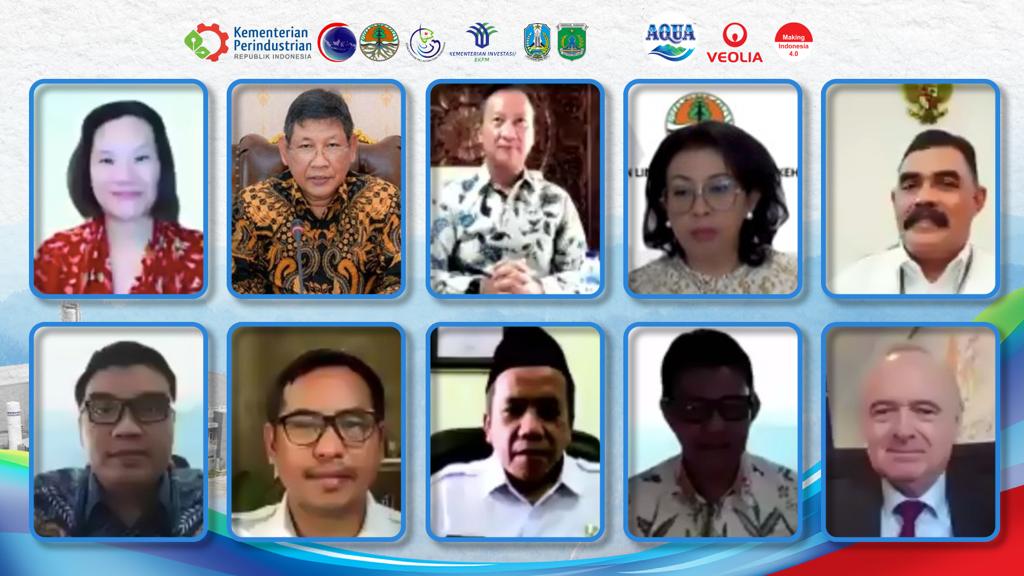 Sejumlah pejabat dalam acara peresmian Pabrik Daur Ulang PET (Polyethylene Terephtalate) PT Veolia Services Indonesia.