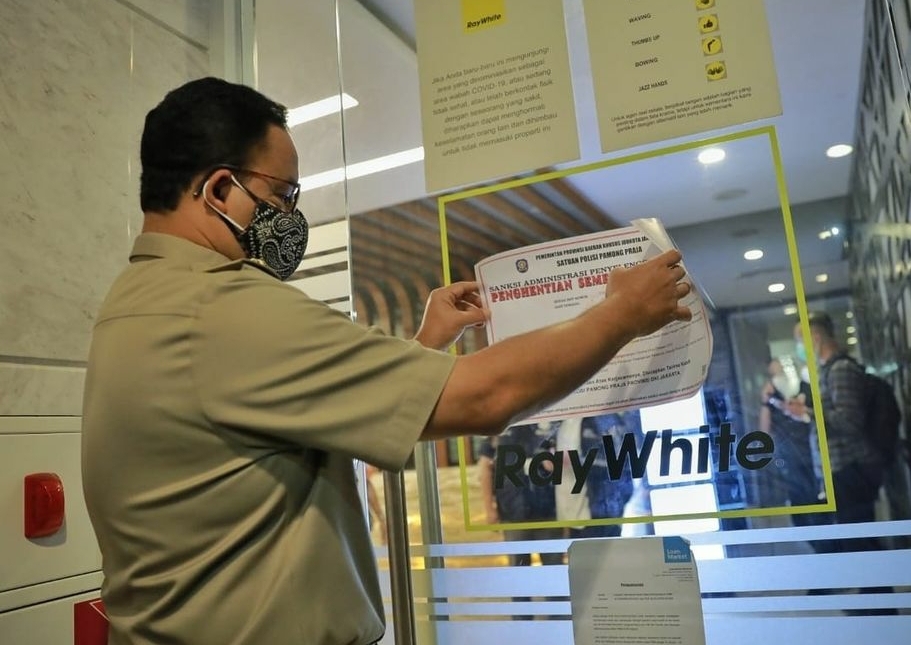 Gubernur DKI Anies Baswedan saat melakukan sidak perkantoran di tengah PPKM darurat.