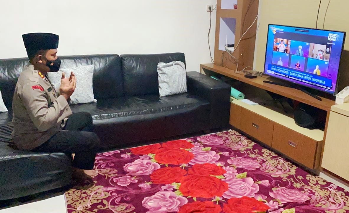 Wadan Satgas Covid-19 Tanjungjabung Barat, Jambi Ajun Kombes Guntur Saputro terlihat takzim mengikuti acara daring Pray From Home.