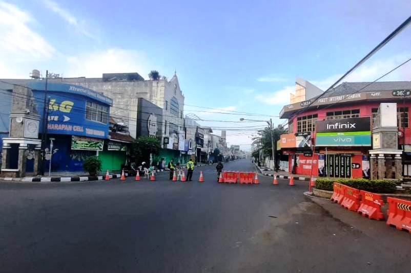 Salah satu sudut kota Purwakarta yang disekat untuk mengurangi mobilitas warga.