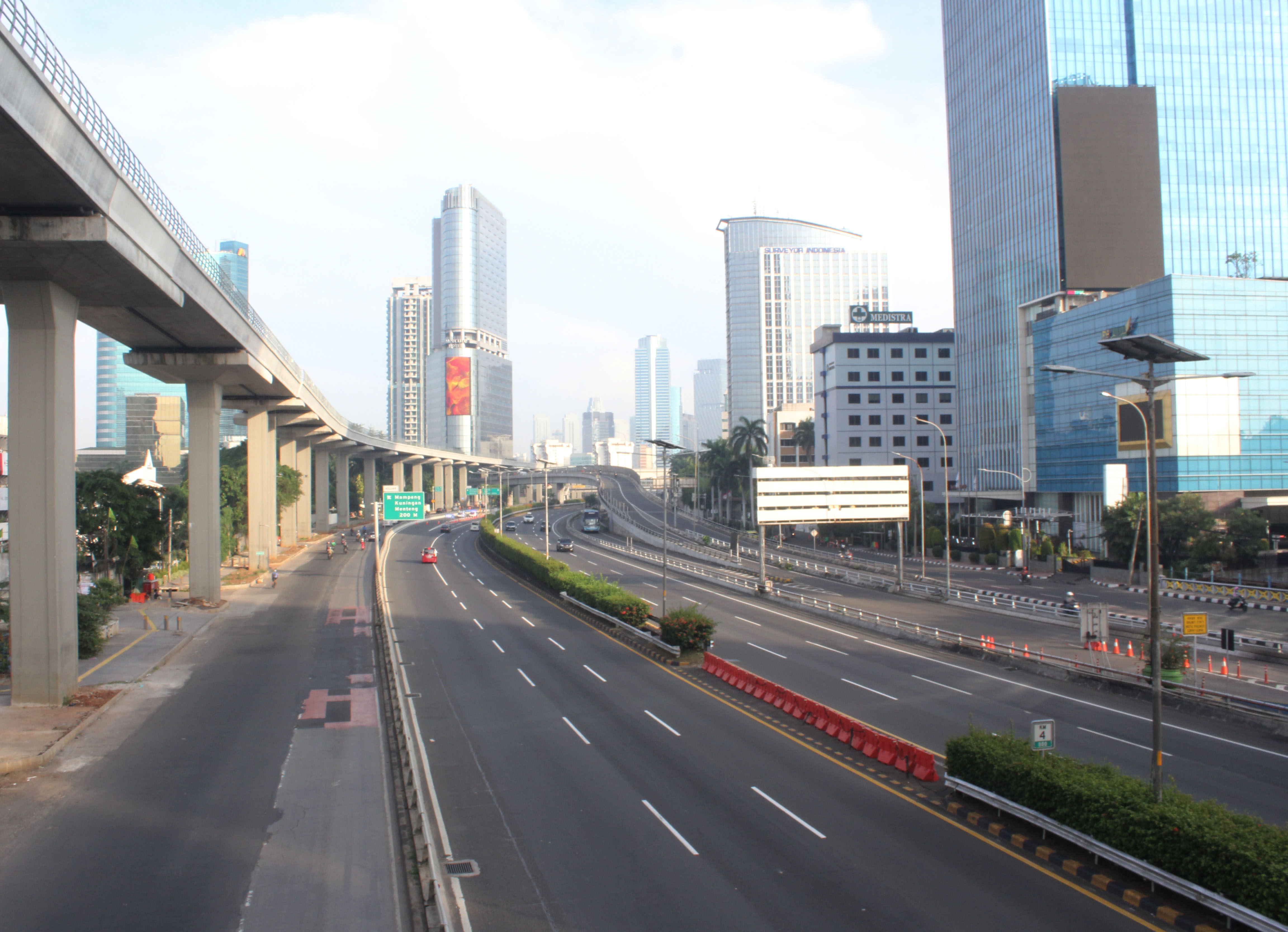 Suasana jalan Gatot Subroro, Jakarta saat PPKM Darurat