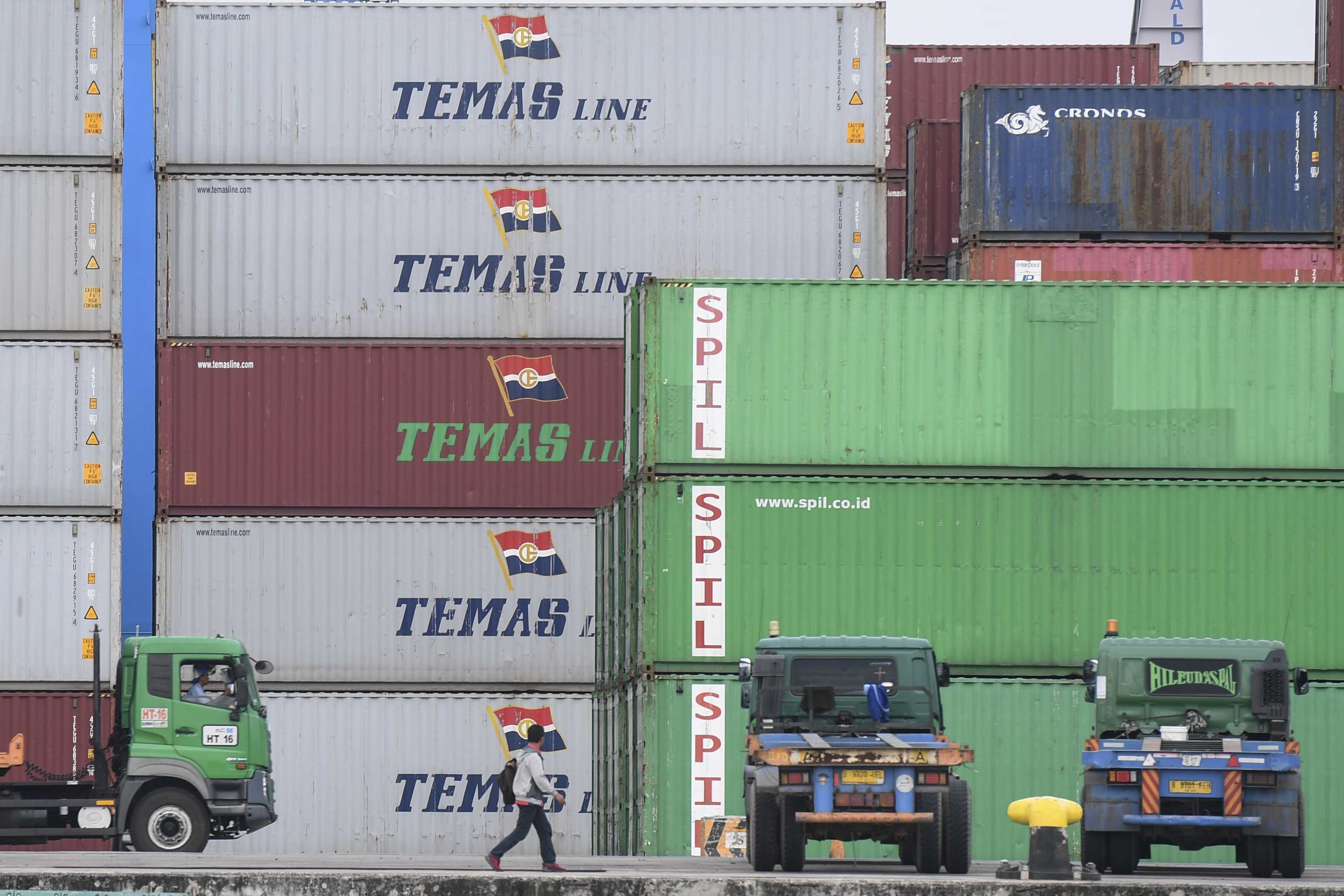 Aktivitas bongkar muat peti kemas di Pelabuhan Tanjung Priok, Jakarta.