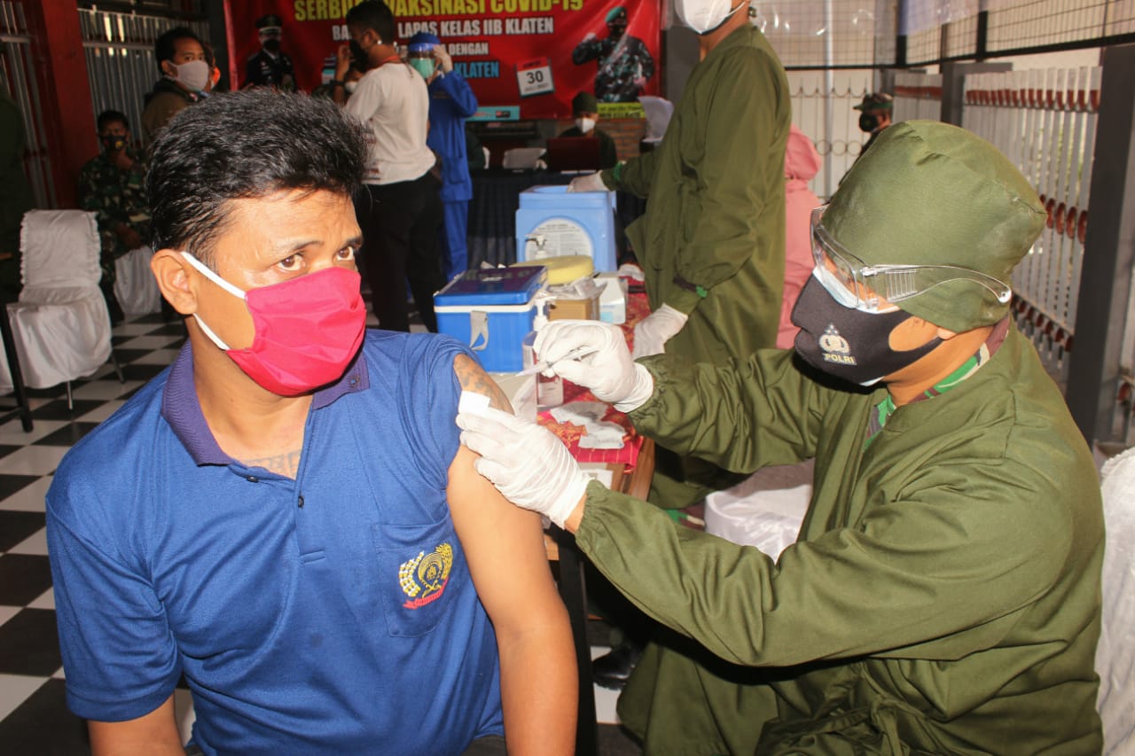 Salah satu warga binaan saat disuntik vaksin covid-19, Sabtu (31/7)