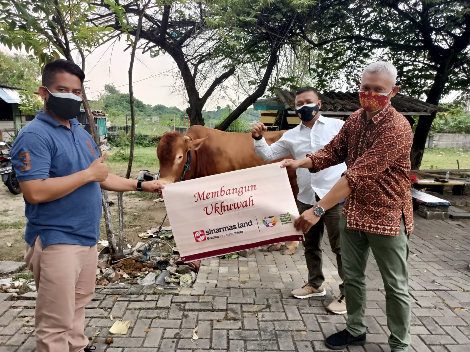Penyerahan hewan kurban dilakukan secara simbolis oleh perwakilan dari Yayasan Muslim Sinar Mas Land kepada penerima manfaat bantuan. 