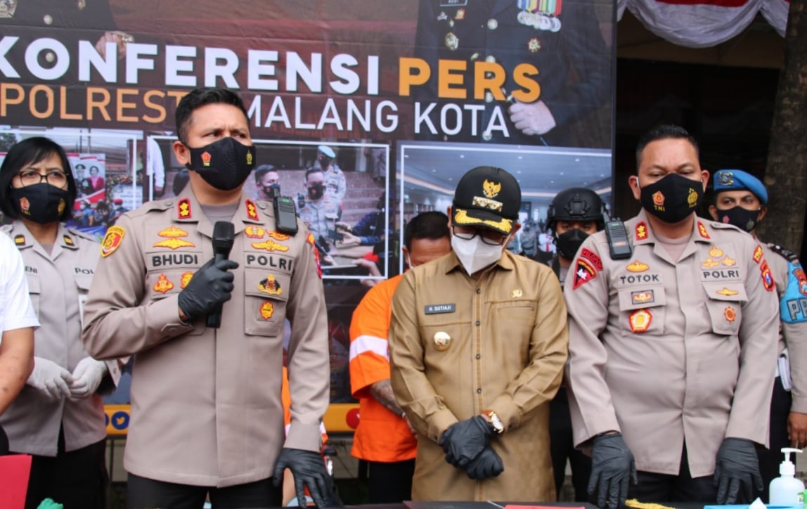 Kapolres Malang Kota AKB Budi  Hermanto saat hendak melakukan vaksinasi untuk anggota ormas