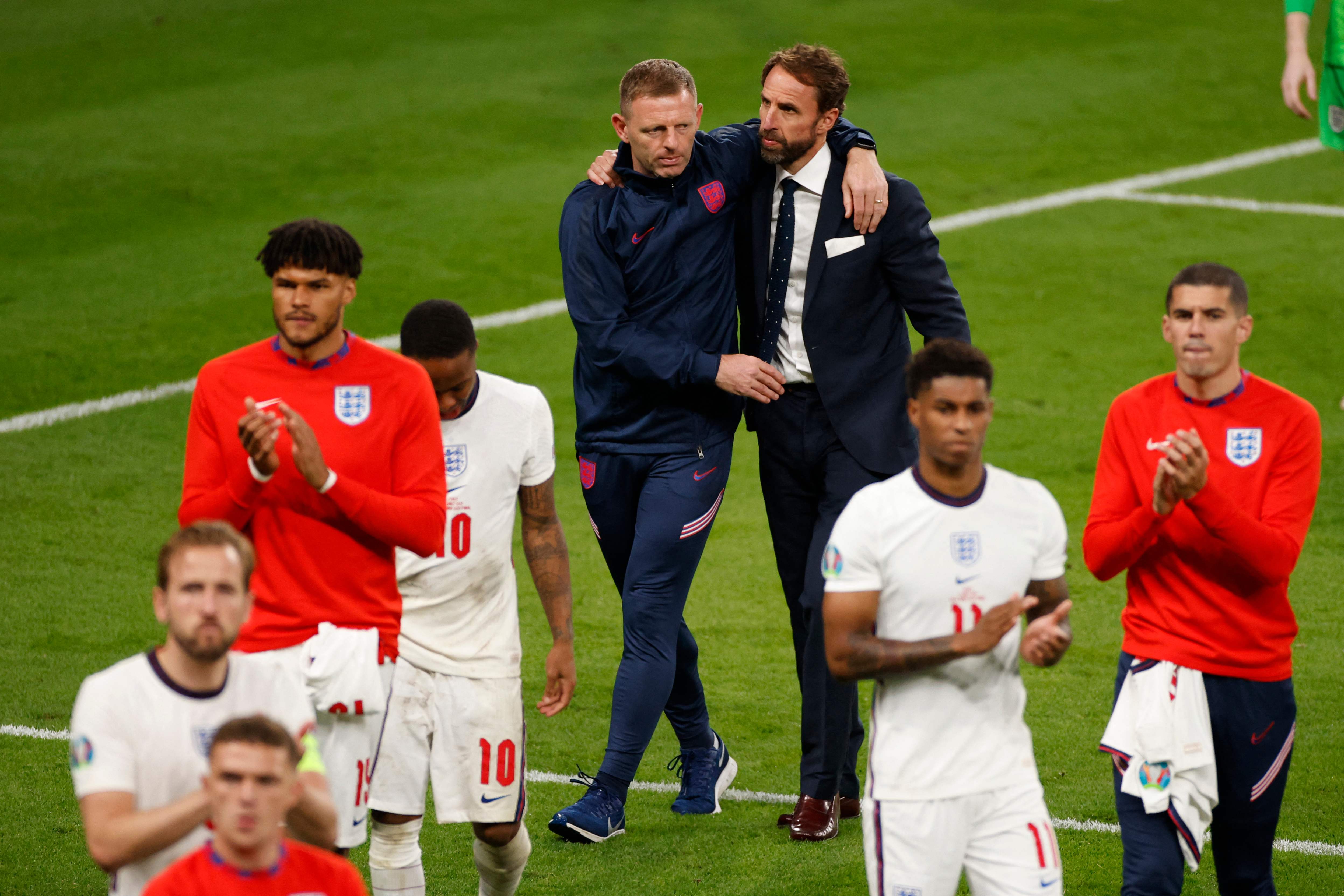 Pelatih Timnas Inggris Gareth Southgate (berjas) tampak kecewa setelah timnya kalah dari Italia lewat adu pinalti di final Euro 2020.