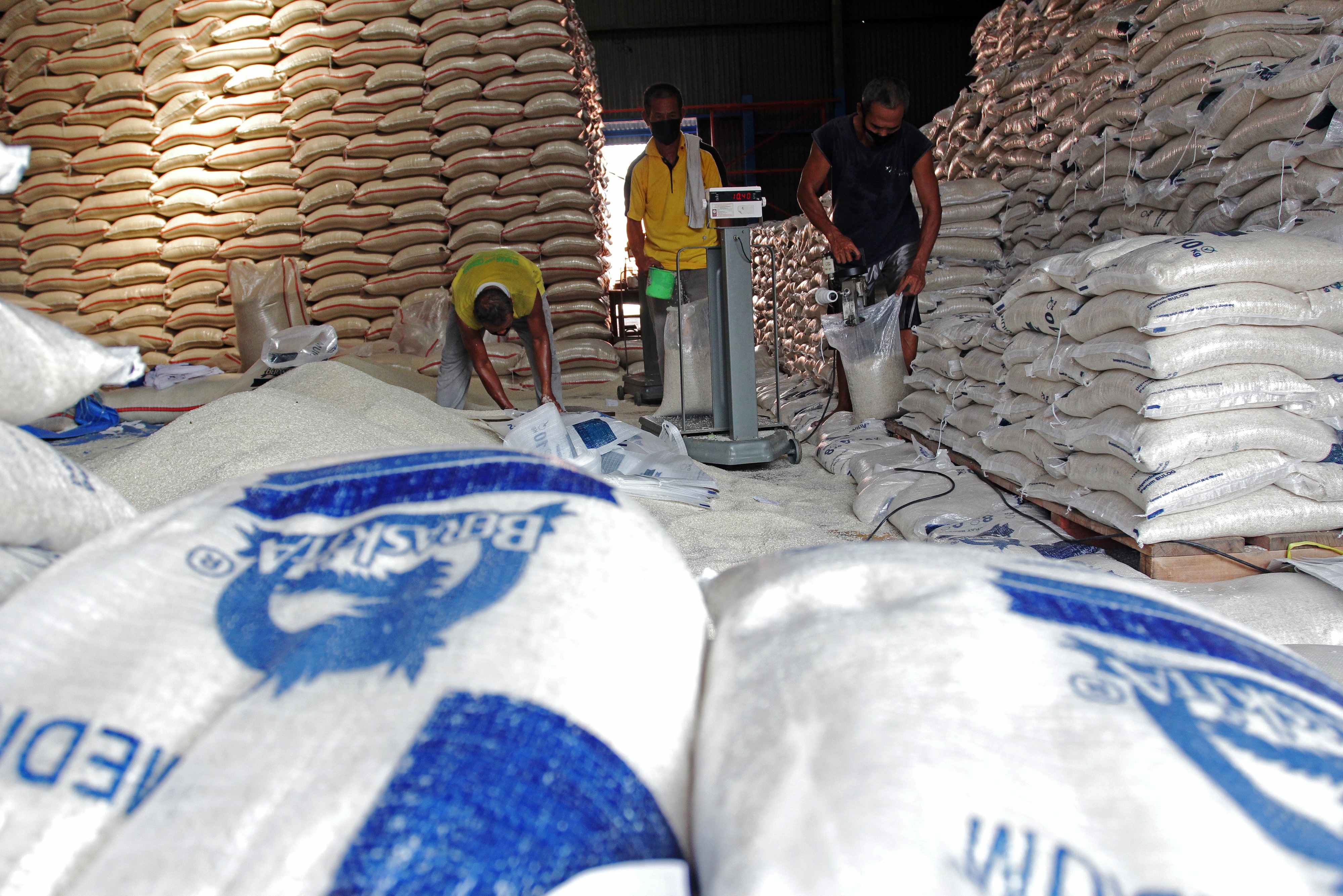 Warga terdampak Covid diberi bantuan beras